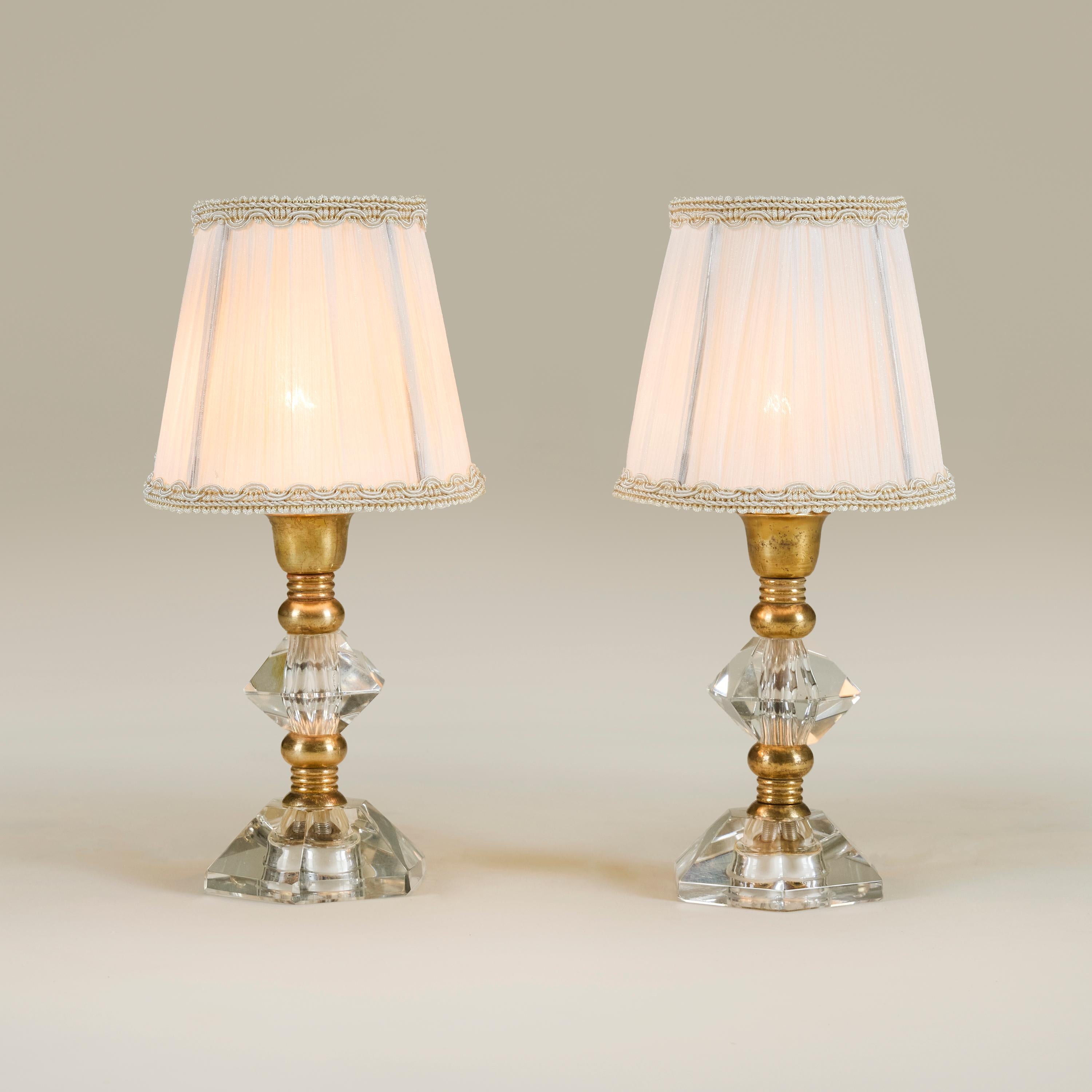 Paire de lampes de table italiennes des années 1940 en verre taillé de Murano et laiton, Art déco en vente 1