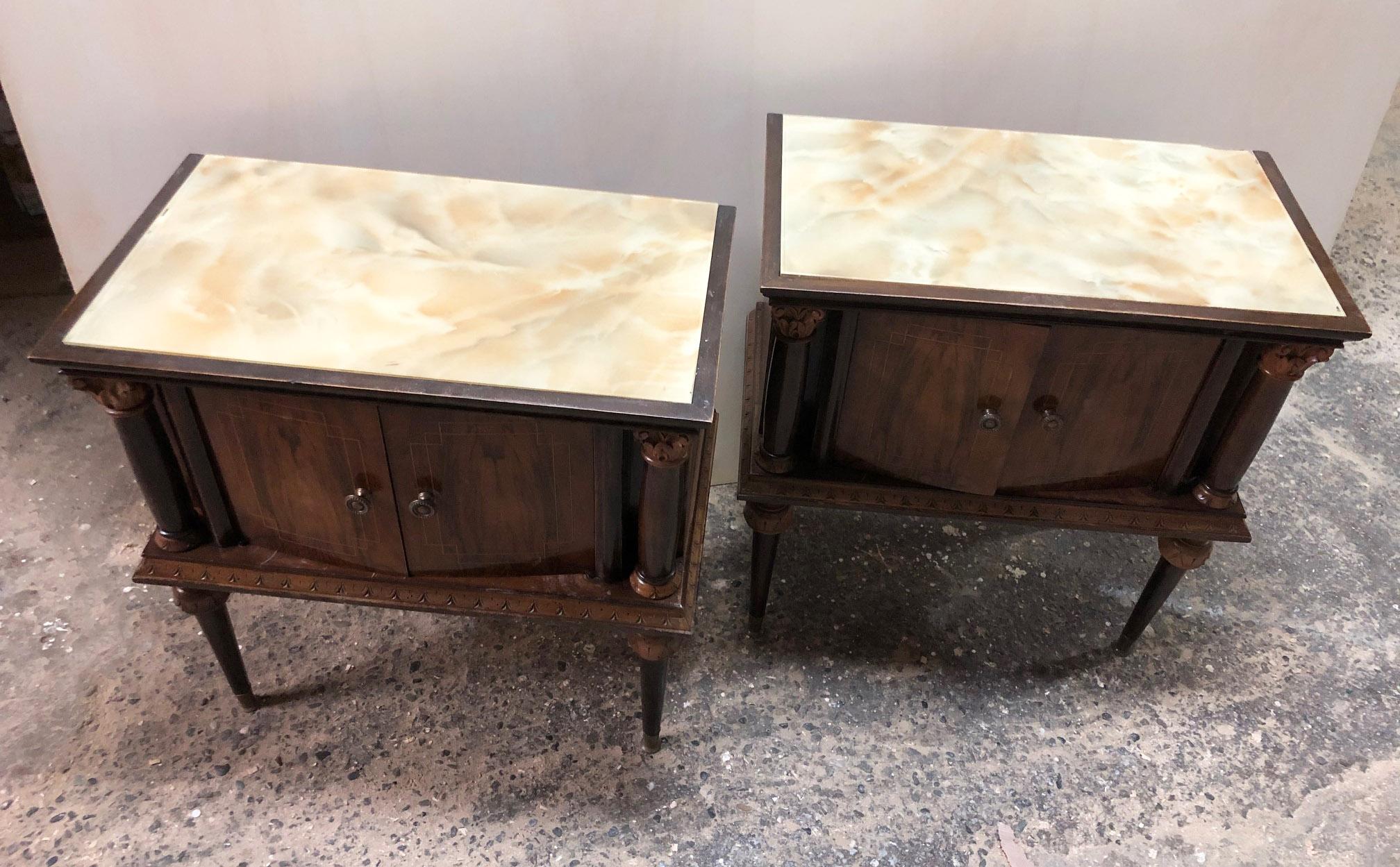 Pair of 1940s Italian nightstands in natural walnut with glass top and marbled paper
Milanese production.
 
To find out the cost of transport to USA etc write a message indicating the delivery city.