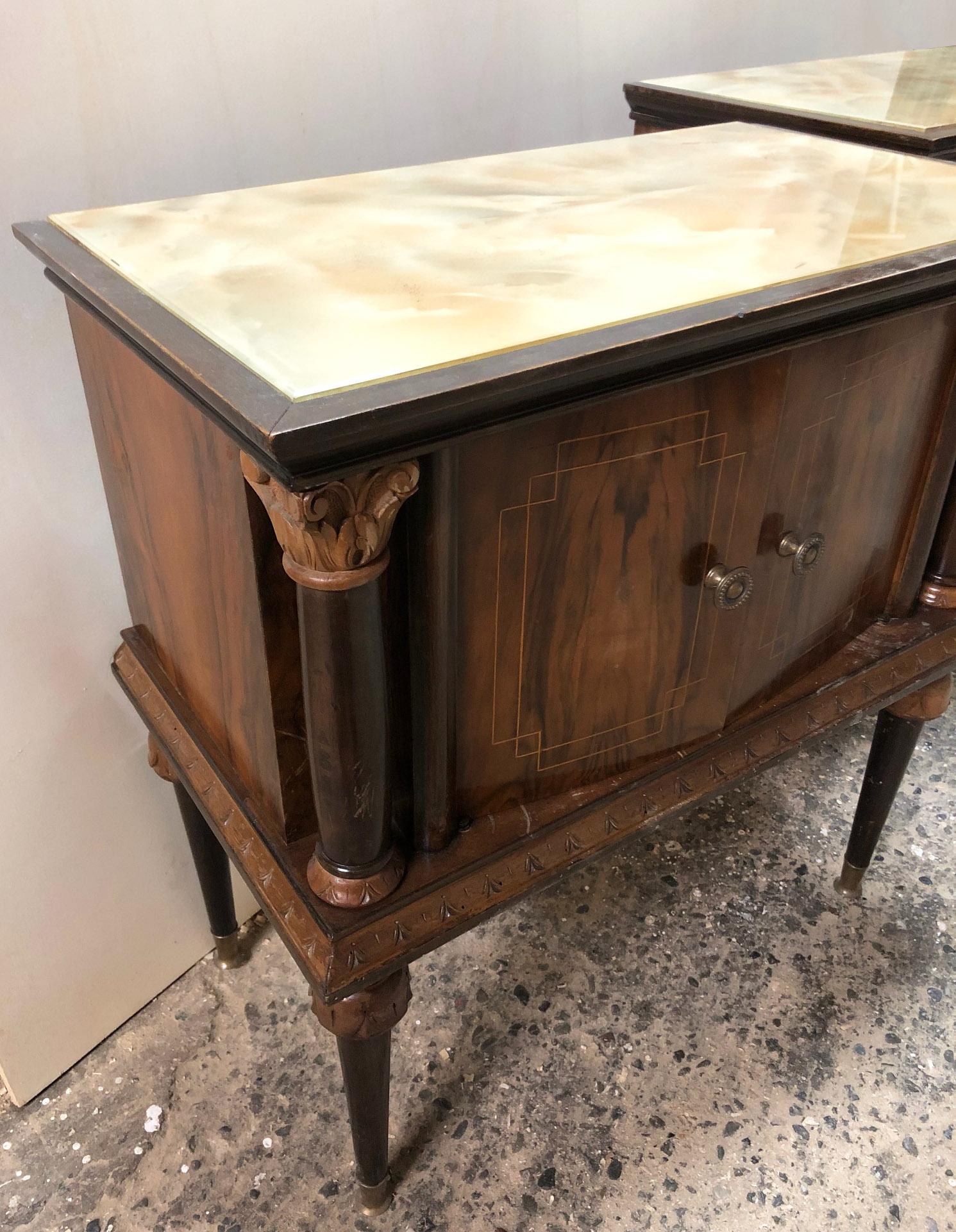 Pair of 1940s Italian Nightstands in Natural Walnut with Glass Top Marbled In Good Condition In Buggiano, IT