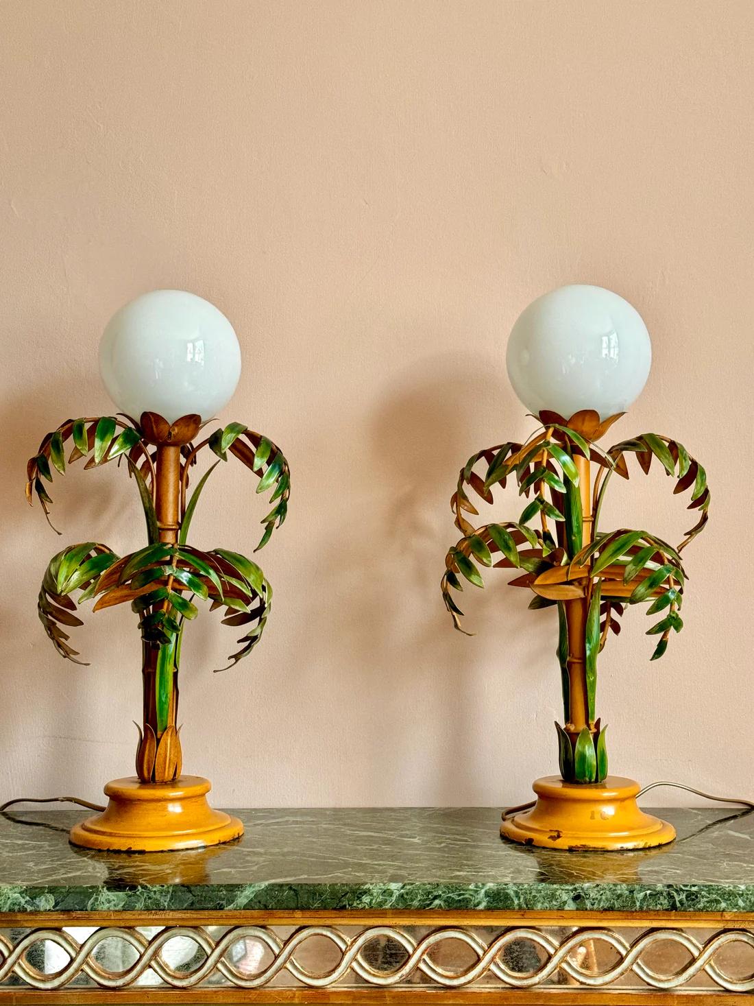 Ein Paar italienische Tole-Bambus-Tischlampen aus den 1940er Jahren.

Wunderschöne und seltene handgemalte Leuchten mit weißen Glaskugeln. In sehr gutem Zustand mit leichten und attraktiven Gebrauchsspuren. Beide Lampen wurden neu verkabelt, mit