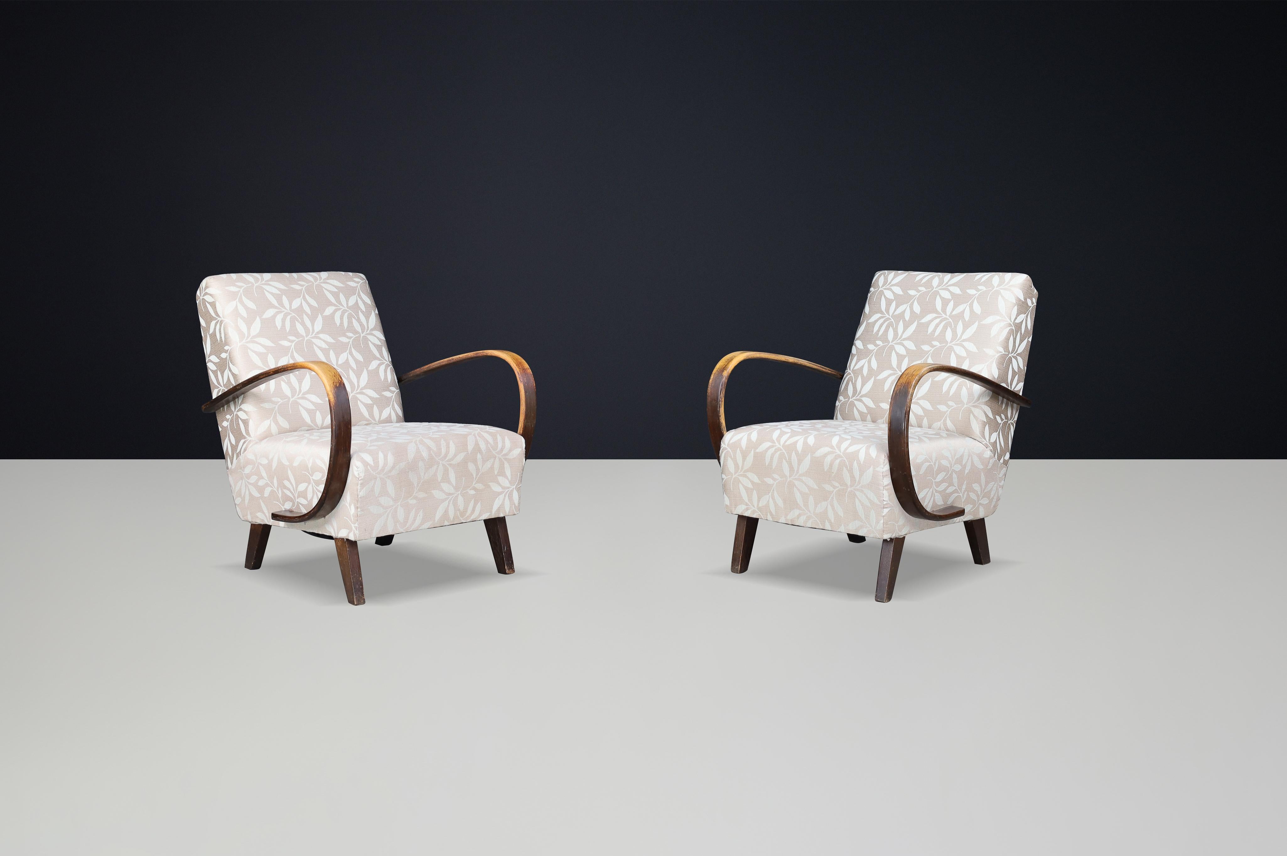 Paire de chaises longues en bois Jindřich Halabala des années 1940 avec tapisserie d'origine

Élevez votre intérieur avec cette superbe paire de chaises longues en bois courbé des années 1940 du célèbre designer tchèque Jindřich Halabala. Réputé