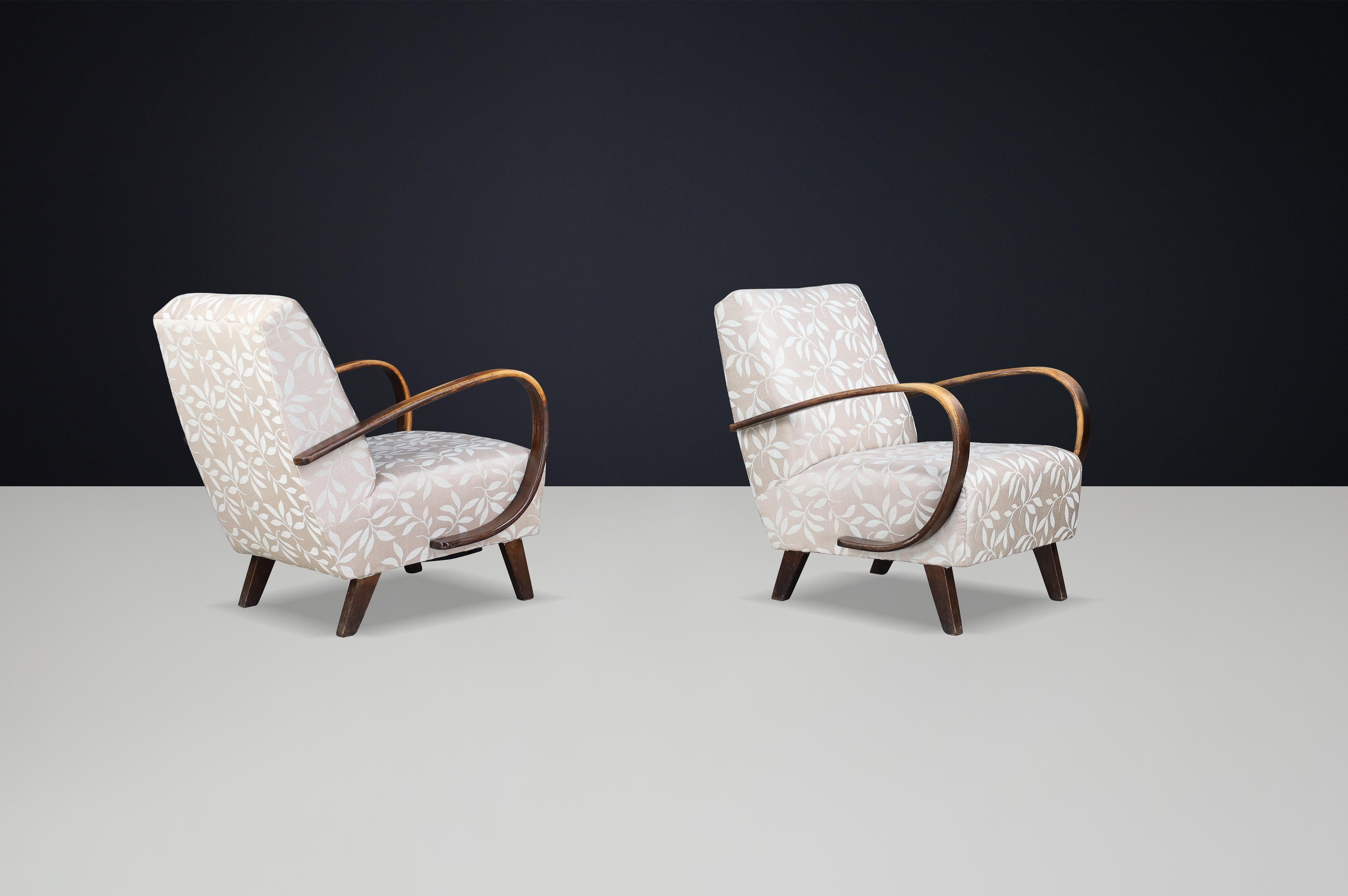 Mid-Century Modern Paire de chaises longues en bois Jindřich Halabala des années 1940 avec tapisserie d'origine en vente