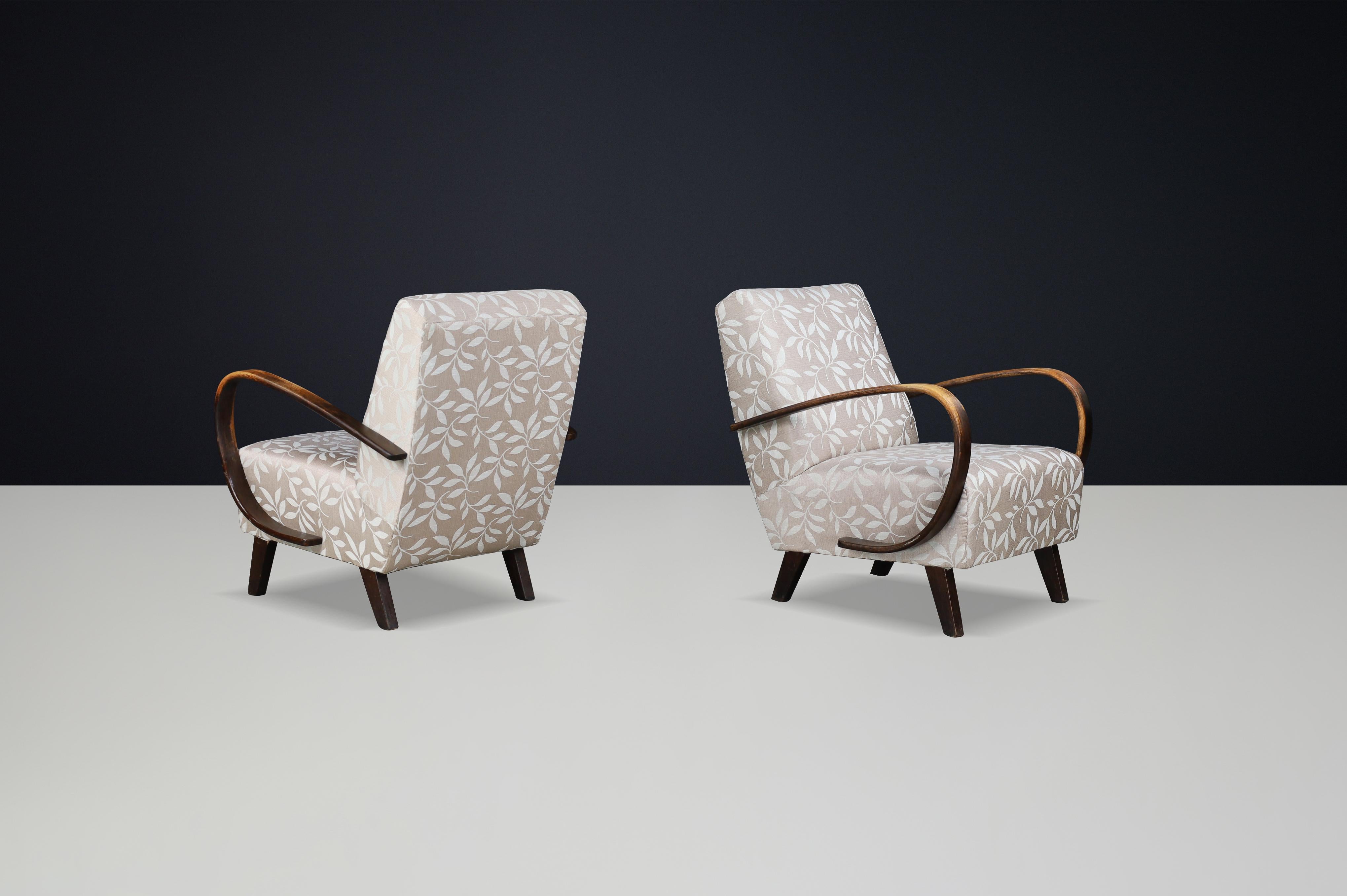 Tchèque Paire de chaises longues en bois Jindřich Halabala des années 1940 avec tapisserie d'origine en vente