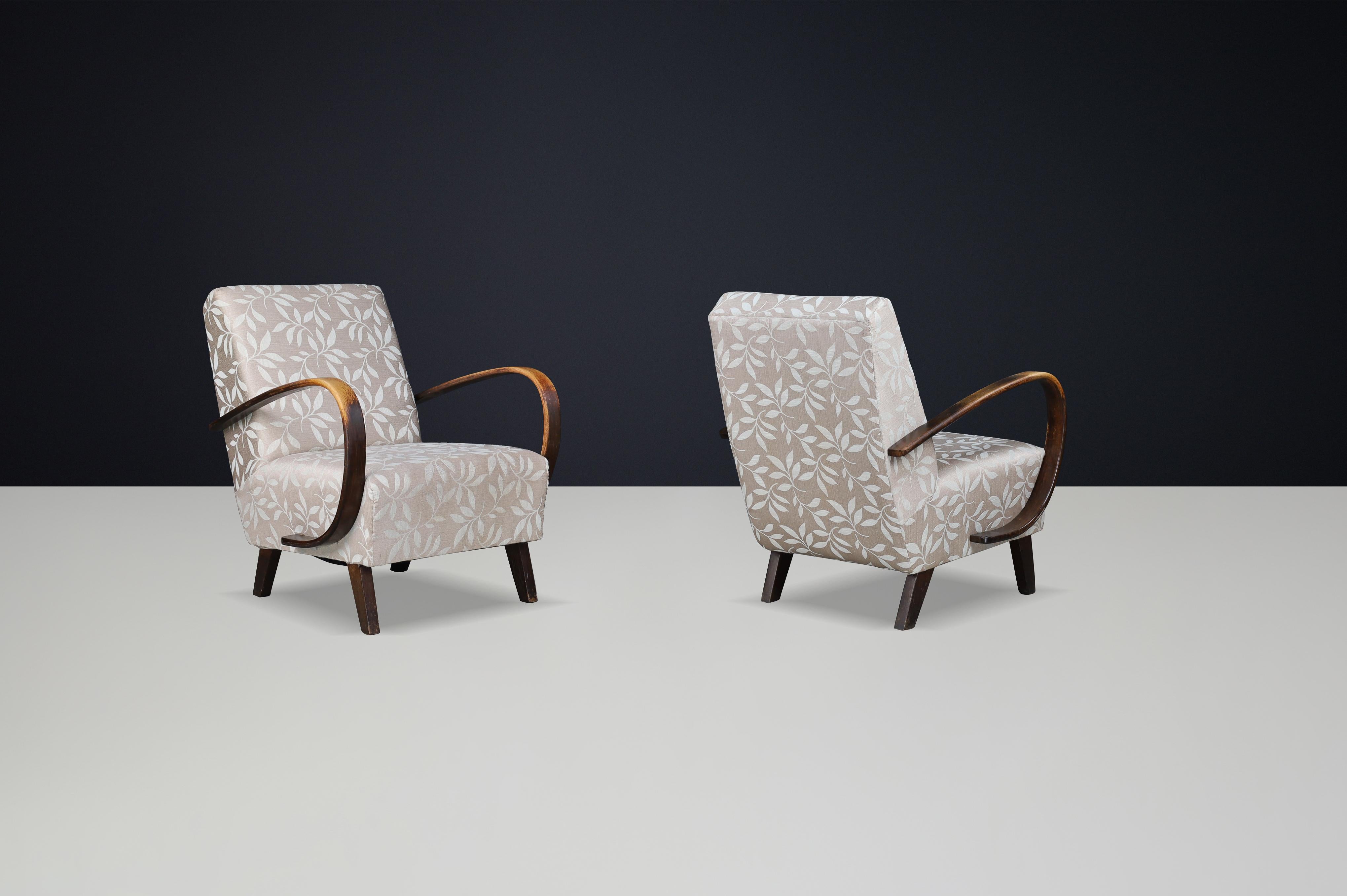 Paire de chaises longues en bois Jindřich Halabala des années 1940 avec tapisserie d'origine Bon état - En vente à Almelo, NL