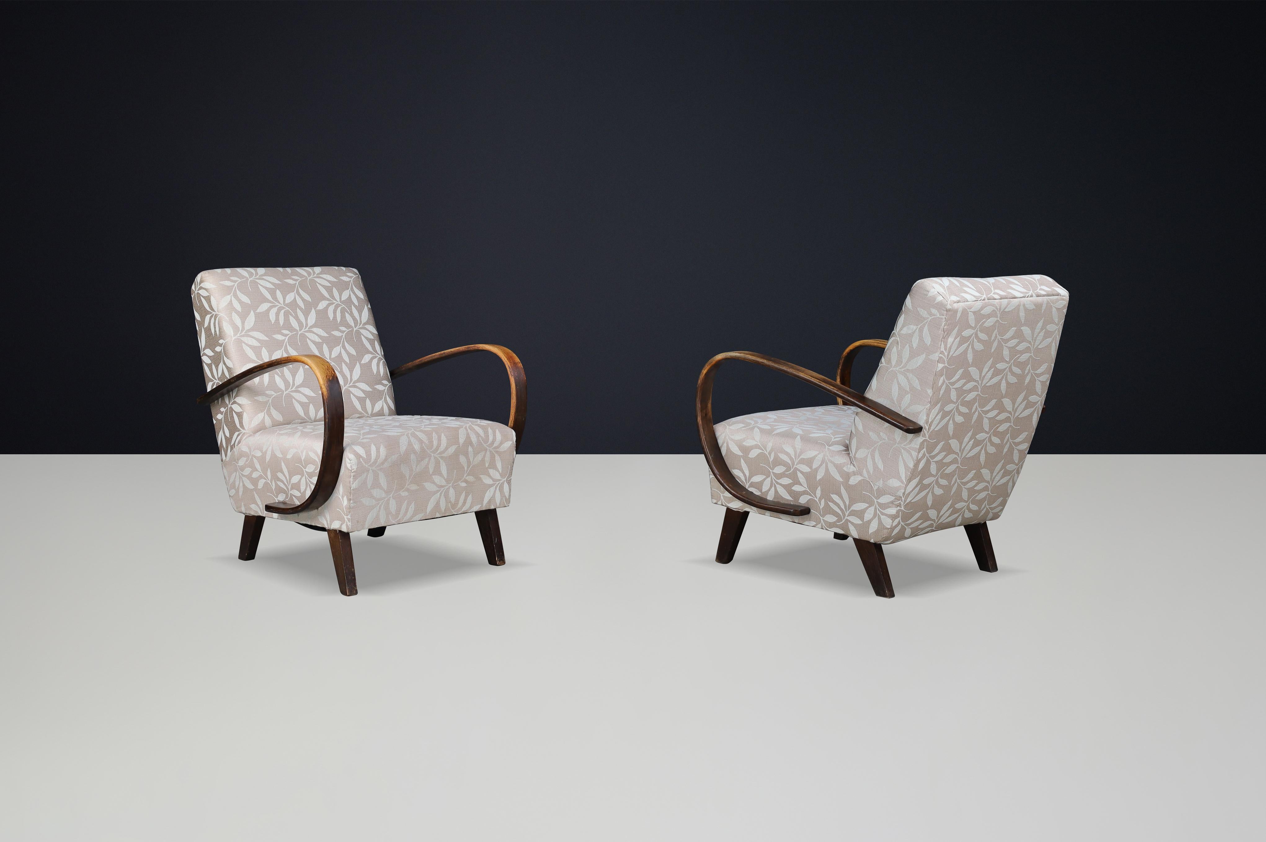 20ième siècle Paire de chaises longues en bois Jindřich Halabala des années 1940 avec tapisserie d'origine en vente