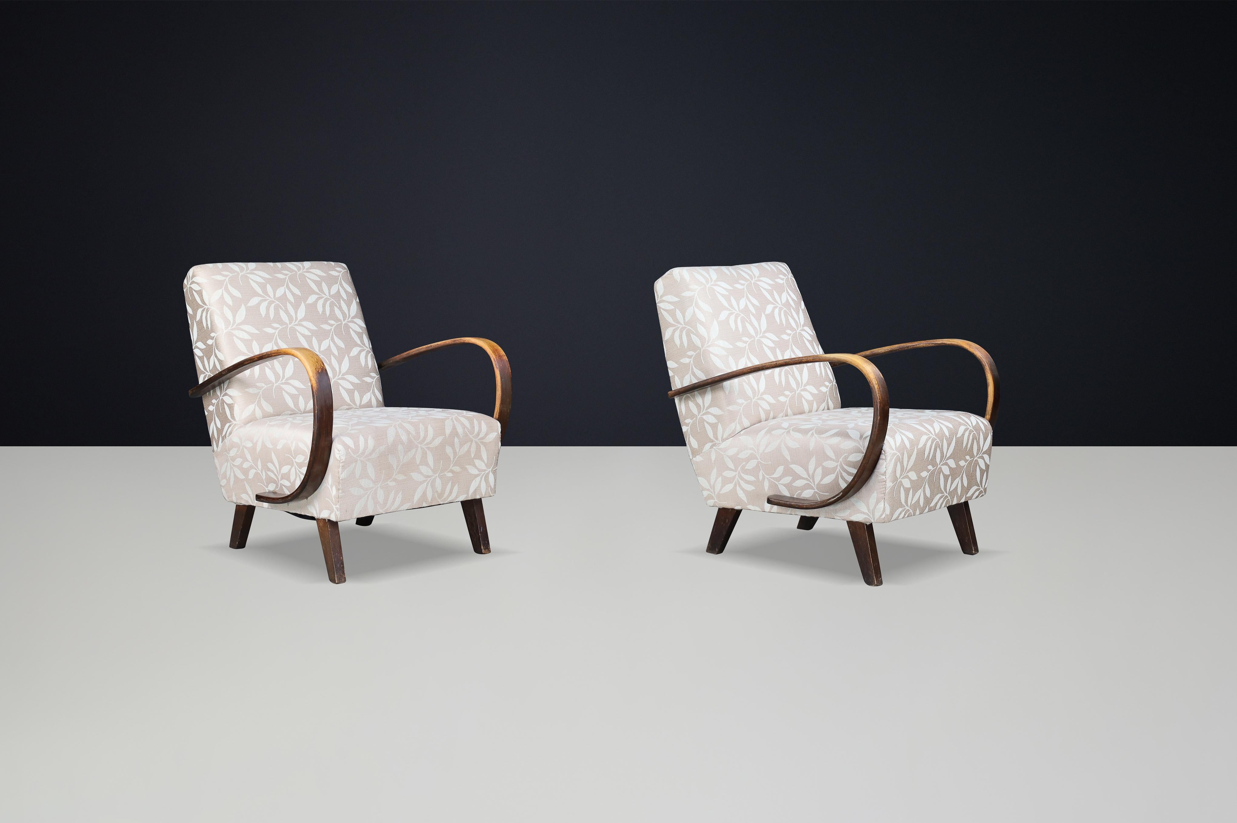 Tissu d'ameublement Paire de chaises longues en bois Jindřich Halabala des années 1940 avec tapisserie d'origine en vente