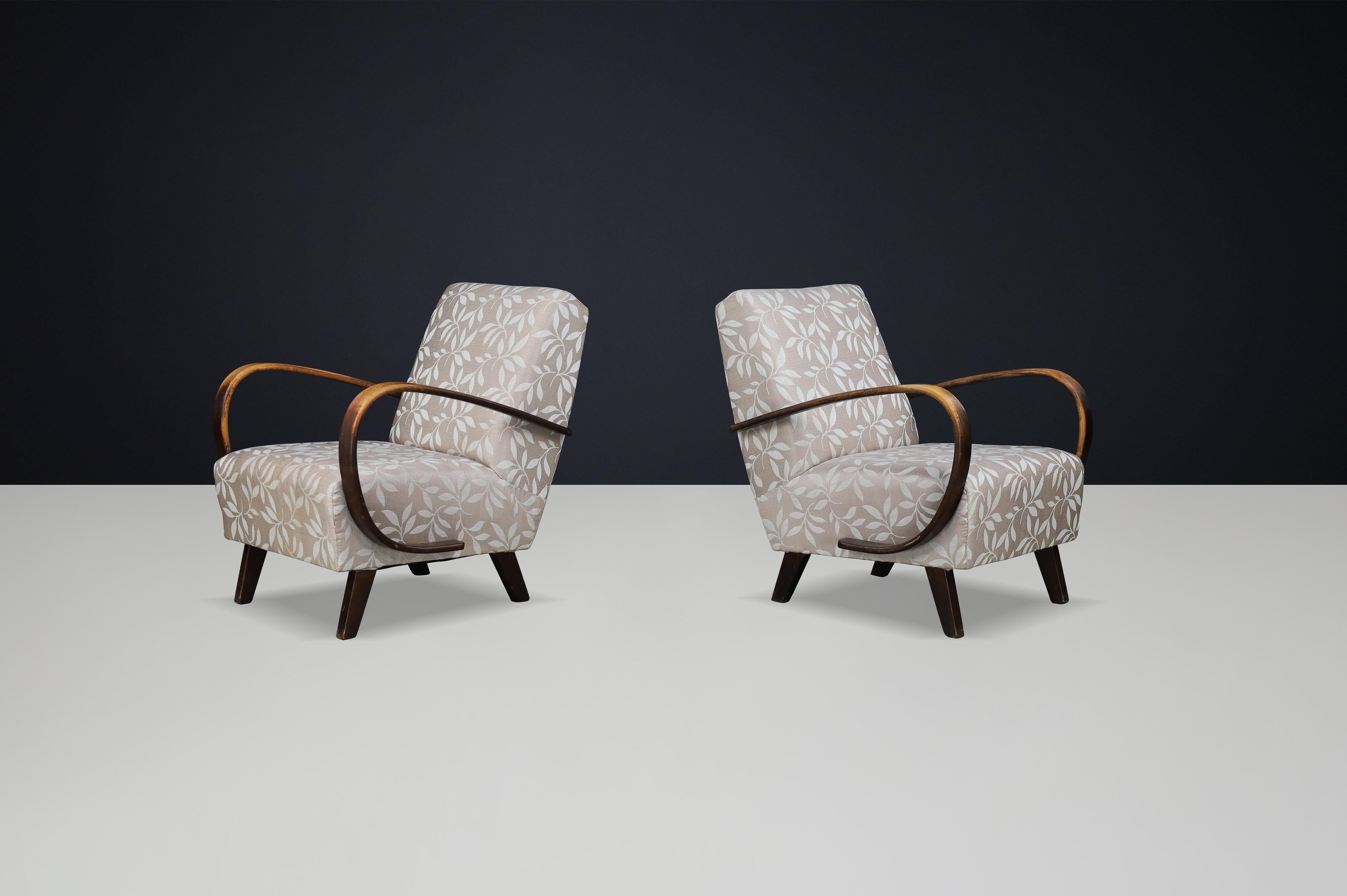 Paire de chaises longues en bois Jindřich Halabala des années 1940 avec tapisserie d'origine en vente 1