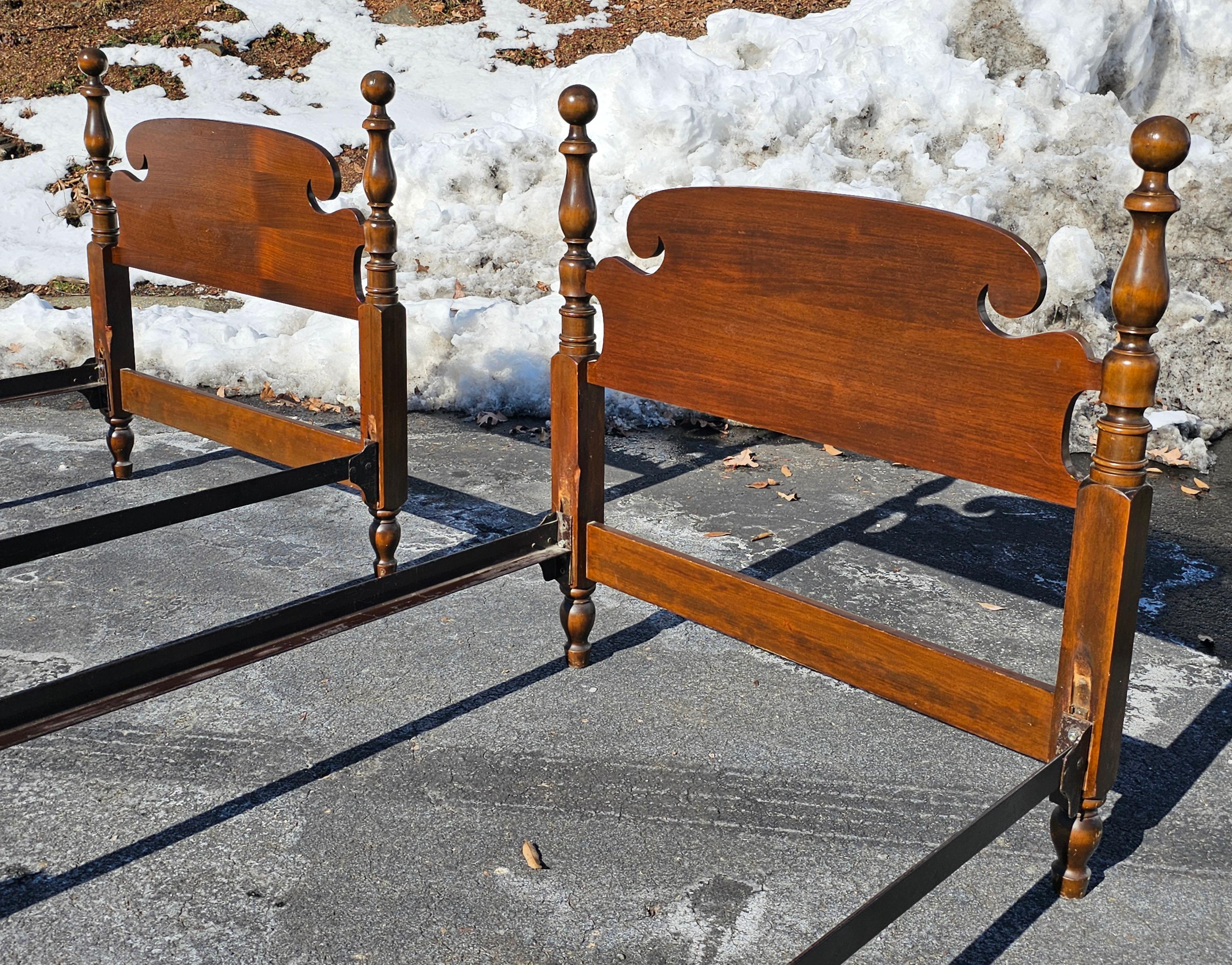 Victorian Pair of 1940s Kindel Semi Post Twin Size Bed Frames For Sale