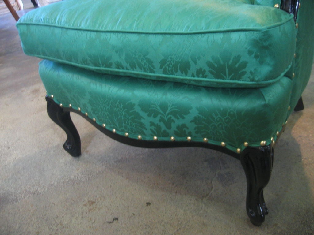 Lackierte Sessel aus den 1940er Jahren aus grünem Scalamandre- Damast, Paar im Zustand „Hervorragend“ im Angebot in Dallas, TX
