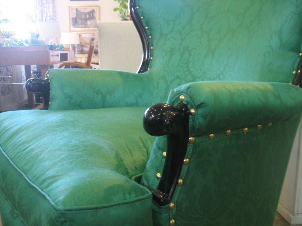 Lackierte Sessel aus den 1940er Jahren aus grünem Scalamandre- Damast, Paar (Mitte des 20. Jahrhunderts) im Angebot