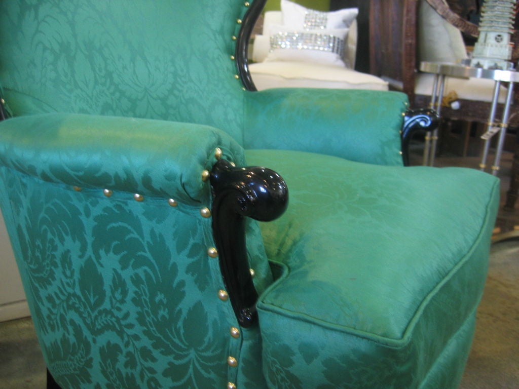 Lackierte Sessel aus den 1940er Jahren aus grünem Scalamandre- Damast, Paar im Angebot 1