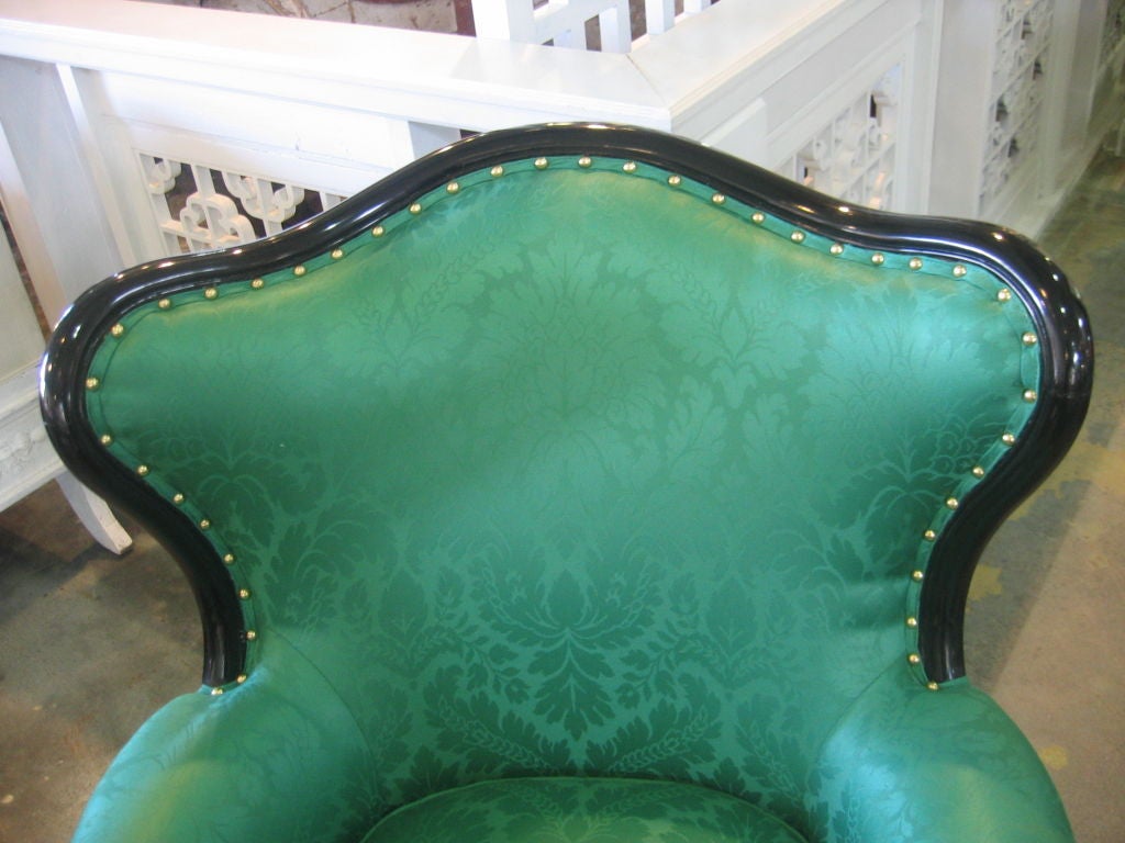 Lackierte Sessel aus den 1940er Jahren aus grünem Scalamandre- Damast, Paar im Angebot 2