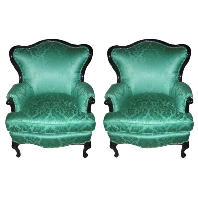 Lackierte Sessel aus den 1940er Jahren aus grünem Scalamandre- Damast, Paar im Angebot