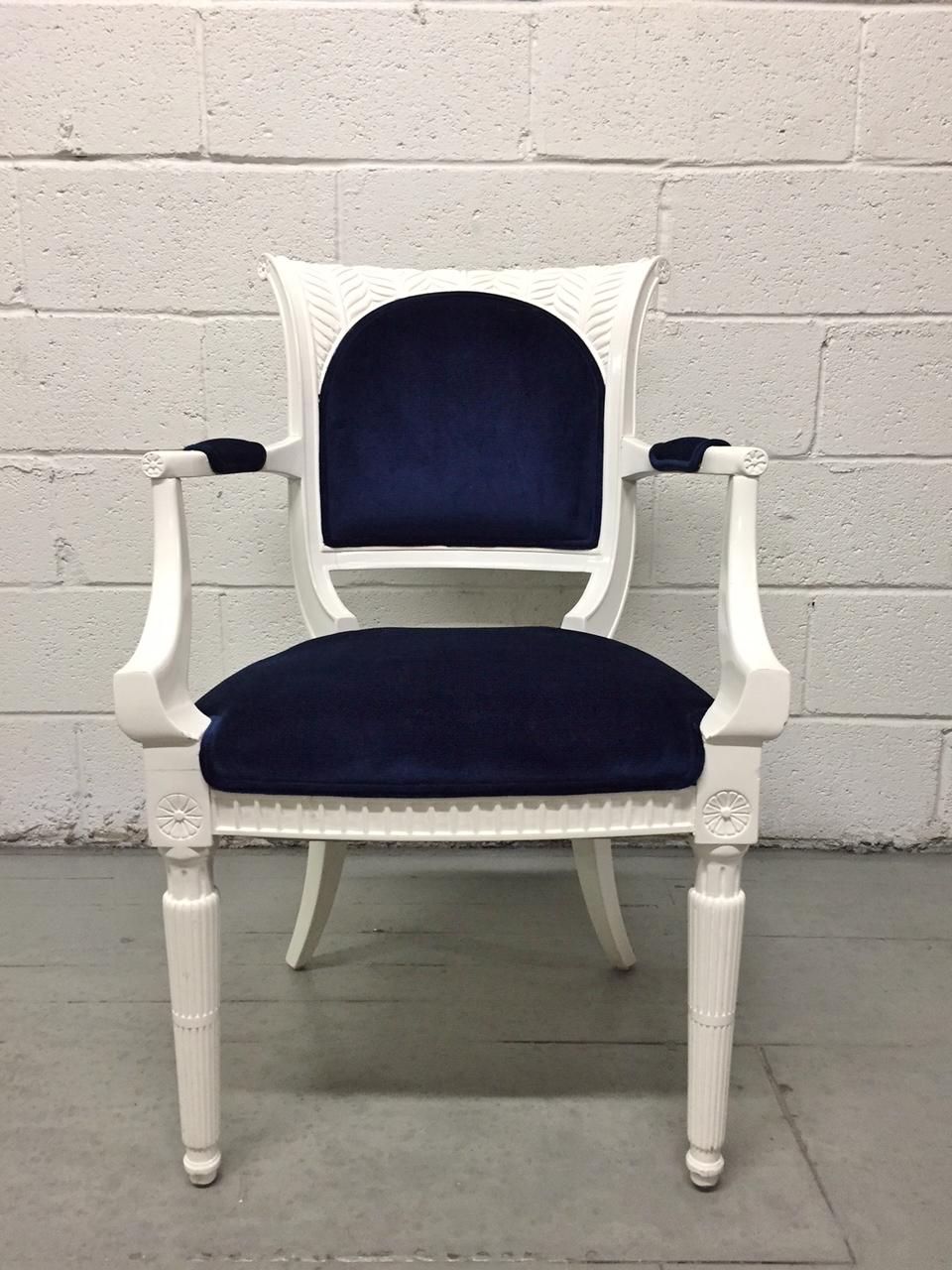 Wunderschönes Paar Sessel im Regency-Stil mit geschnitzten Rahmen und blauer Mohair-Polsterung. Die Gestelle der Stühle sind weiß lackiert.
 