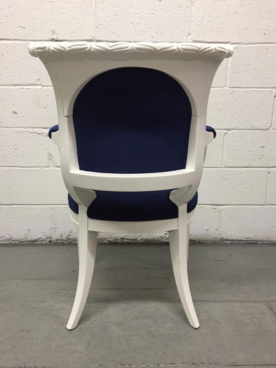 Lackierte Sessel im Regency-Stil aus blauem Mohair aus den 1940er Jahren, Paar (Hollywood Regency) im Angebot