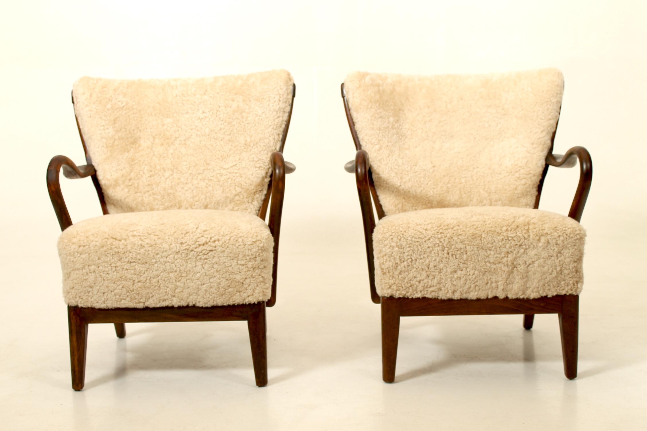 Pair of rare loungers designed by Alfred Christensen in the 1940s and produced by Slagelse Møbelværk. Restored with new sheepskin. 

