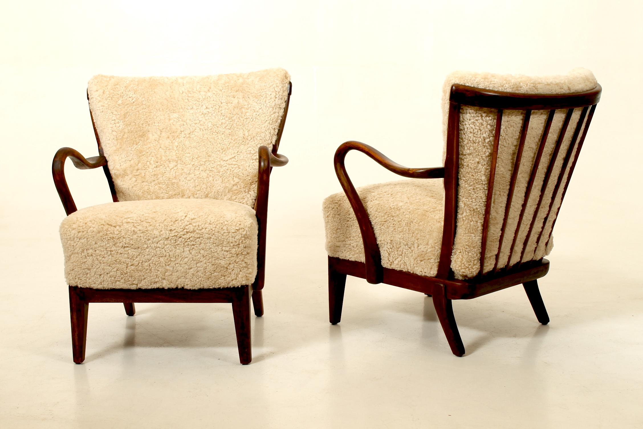 Pair of 1940s lounge chairs by Alfred Christensen, Denmark. In Excellent Condition For Sale In København K, DK