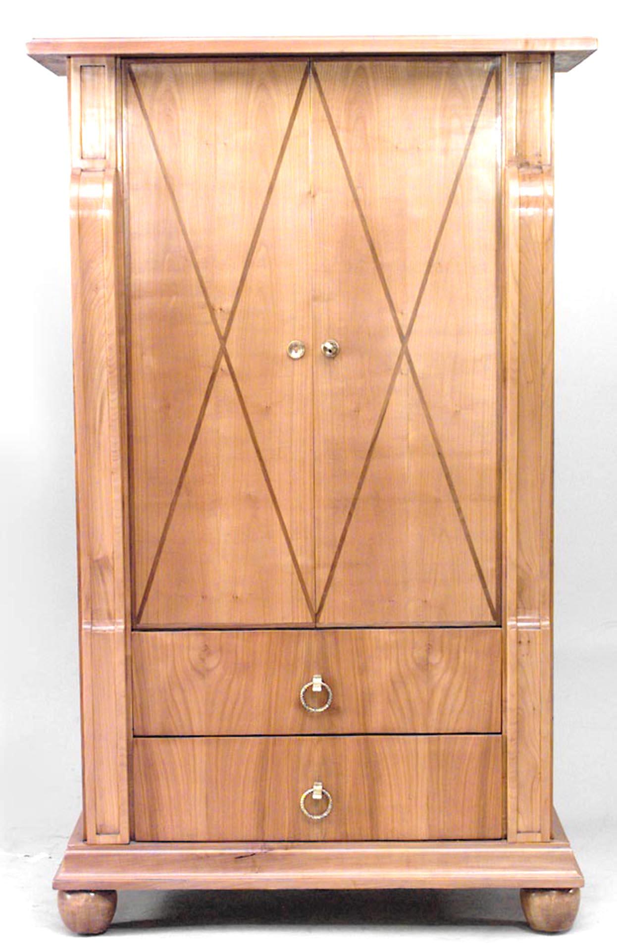Paire d'armoires françaises des années 1940 en érable avec une paire de portes marquetées en 