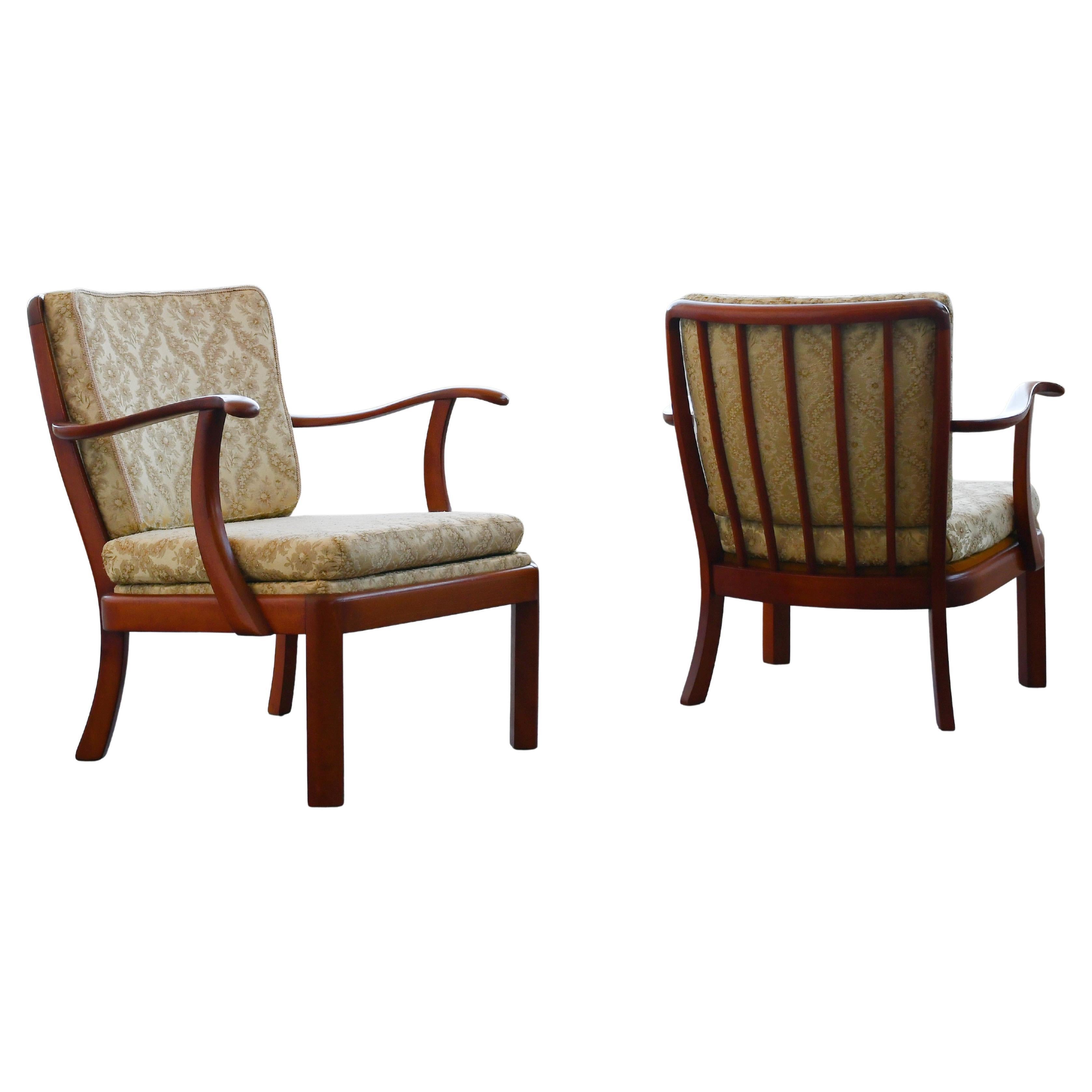 Pair of 1940s Open Arm Lounge Chairs with Spindle Backs by Fritz Hansen