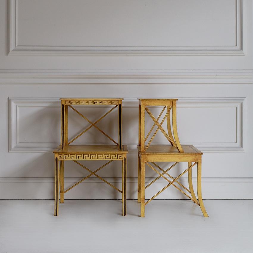Paire de très rares étagères françaises à deux niveaux, peintes en jaune et terminées par un contour noir. Étagères décorées d'un motif de clé grecque noire, vers les années 1940.