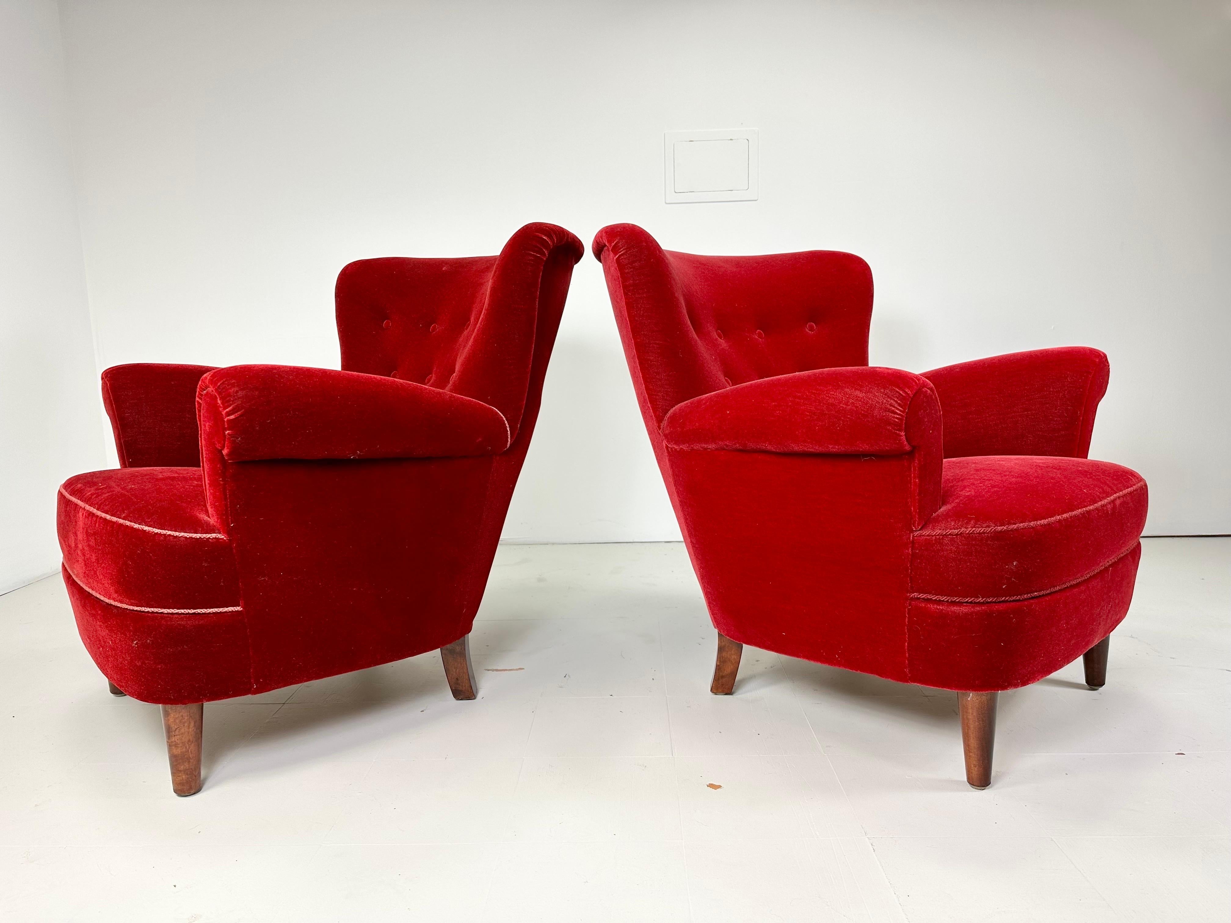Chaises longues danoises en velours rouge des années 1940. Pieds en bouleau teinté. Buttton Dossiers des sièges. Design/One classique des années 1940.

Nous proposons une livraison dans la région de New York pour 425 $.