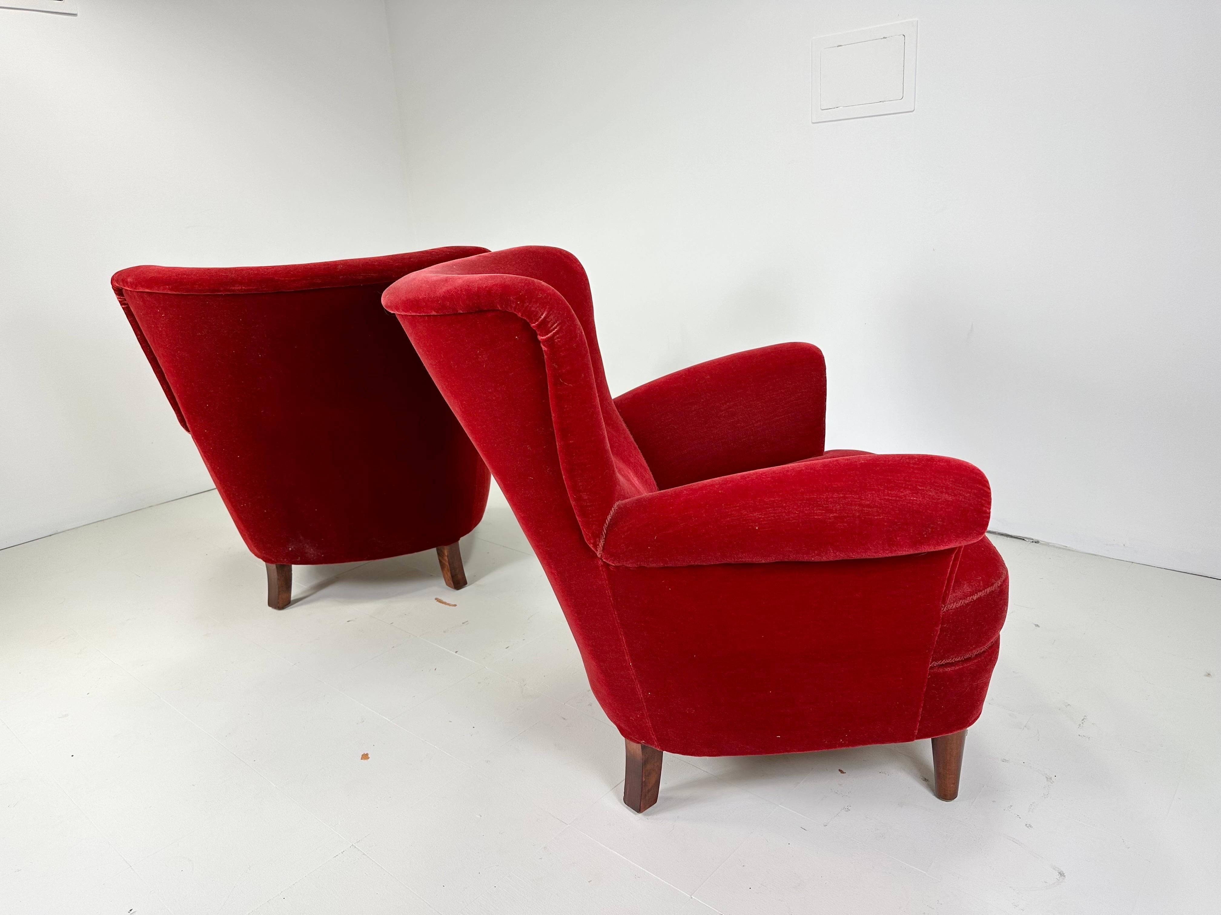 Danois Paire de chaises longues danoises en velours rouge des années 1940 en vente