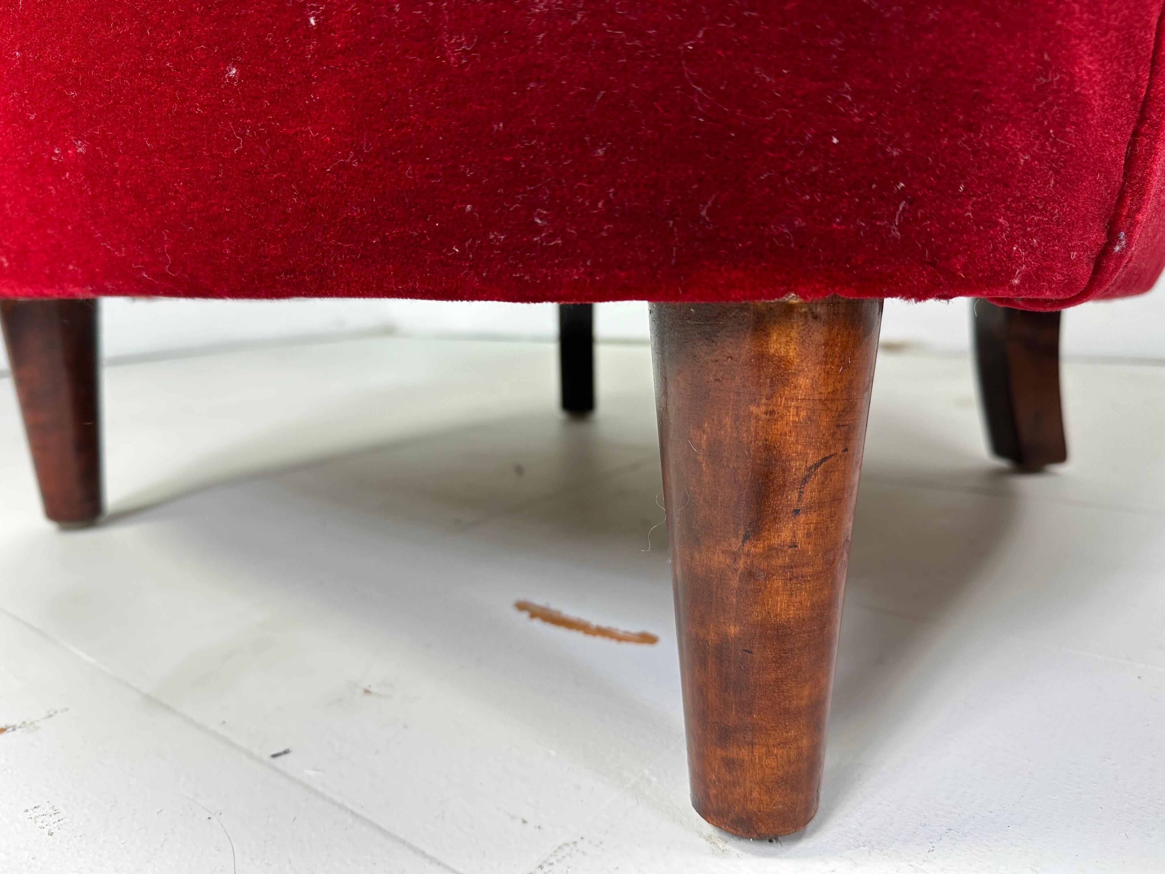 Velours Paire de chaises longues danoises en velours rouge des années 1940 en vente
