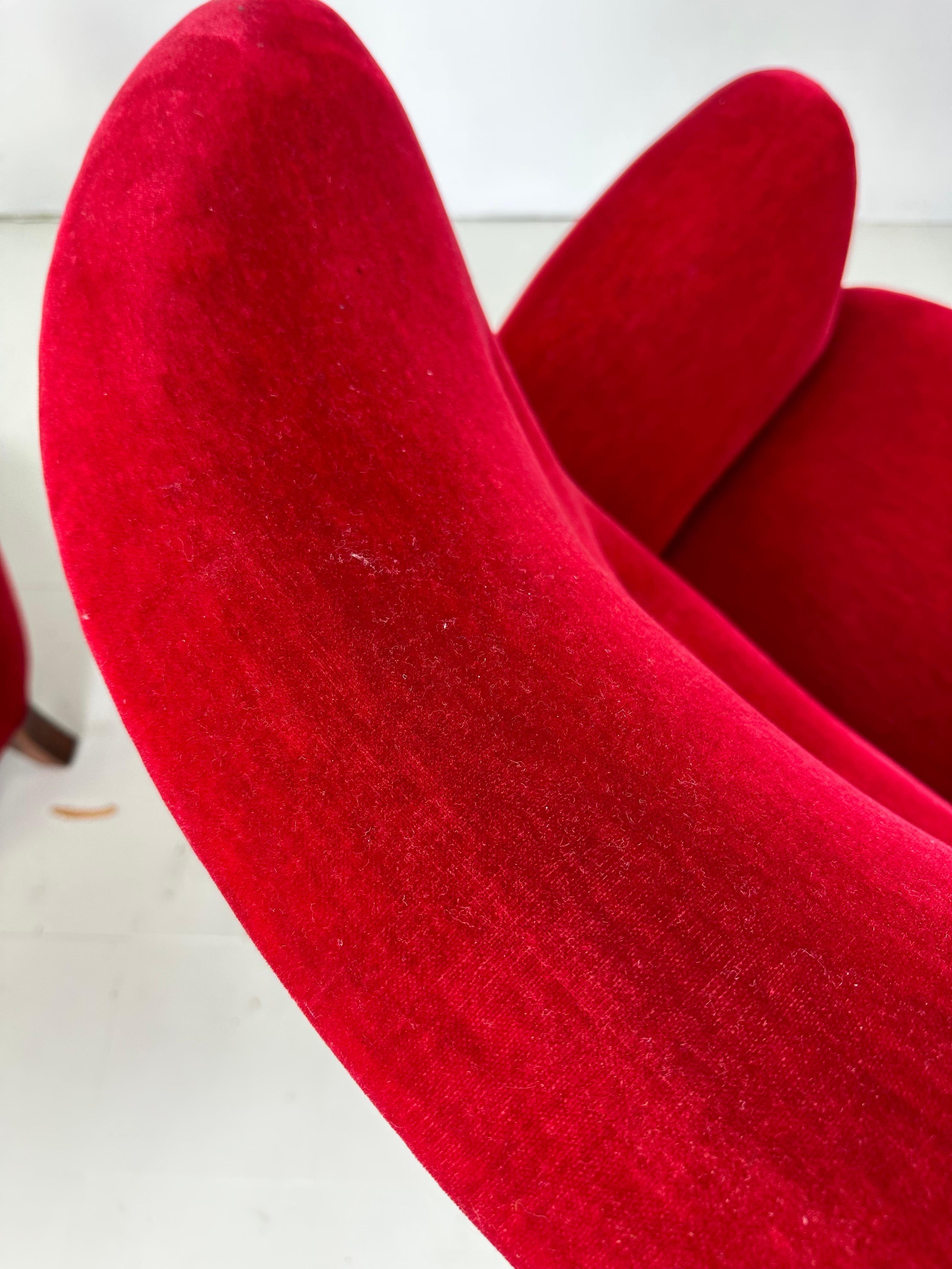 Paire de chaises longues danoises en velours rouge des années 1940 en vente 1