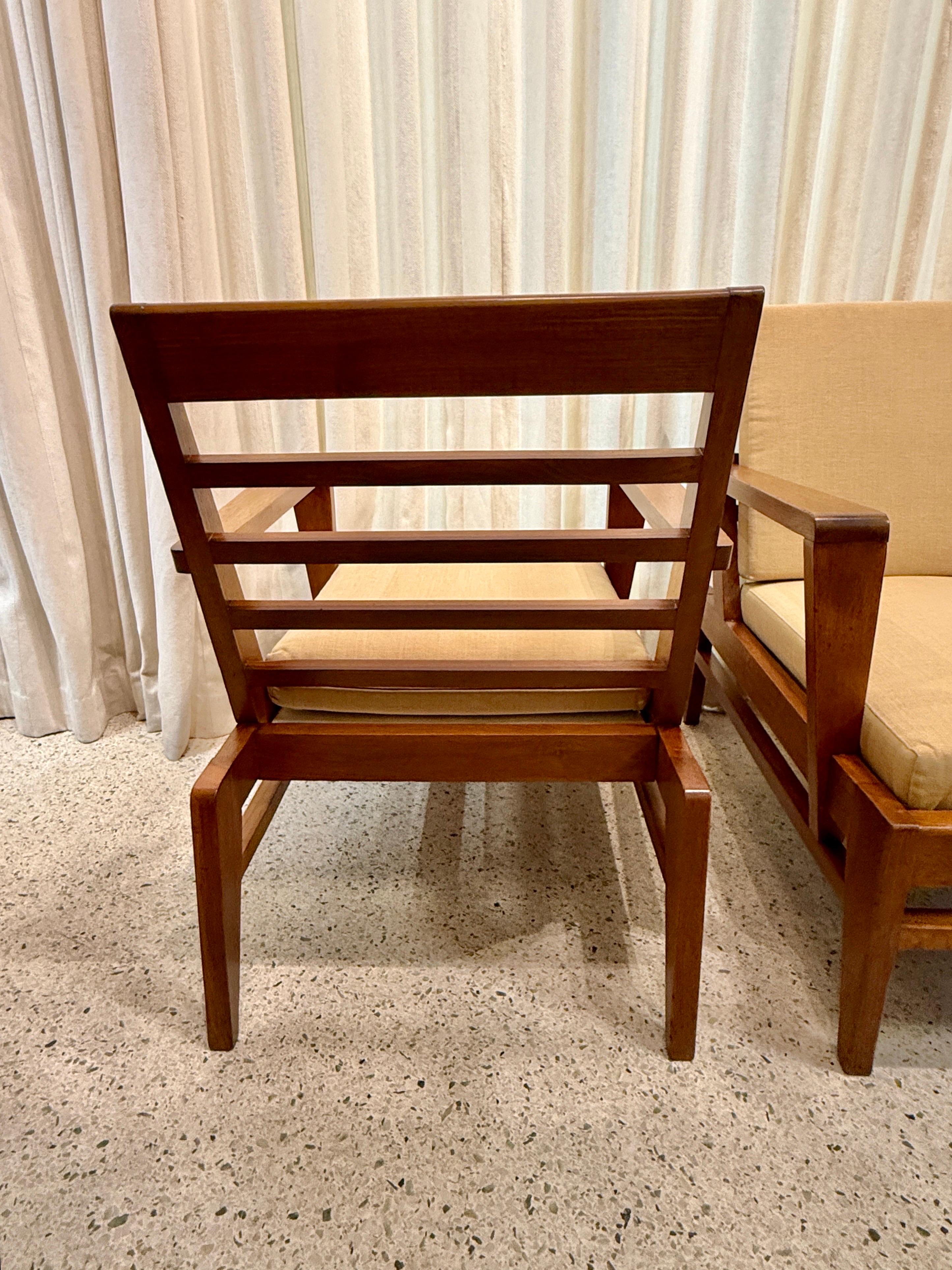Paire iconique de fauteuils, clubs ou chaises de salon Art déco français en chêne français classique par René Gabriel, tapissés d'un dossier et d'un coussin d'assise lâches en tissu de lin.  Les chaises sont dotées d'accoudoirs angulaires et de