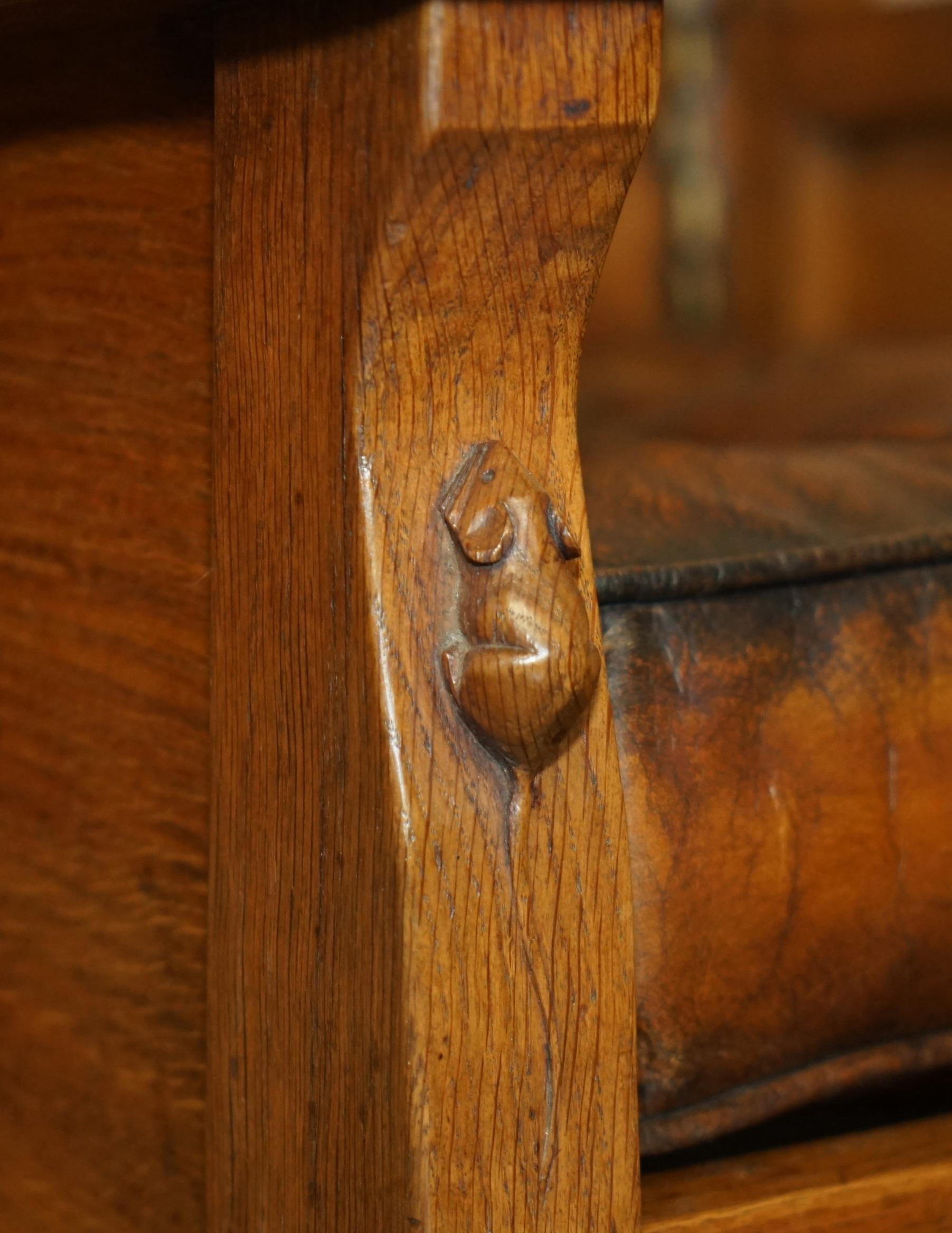PAR DE SILLONES DE CUERO DE 1940 ROBERT MOUSEMAN THOMPSON BROWN CHESTERFIELD en venta 8