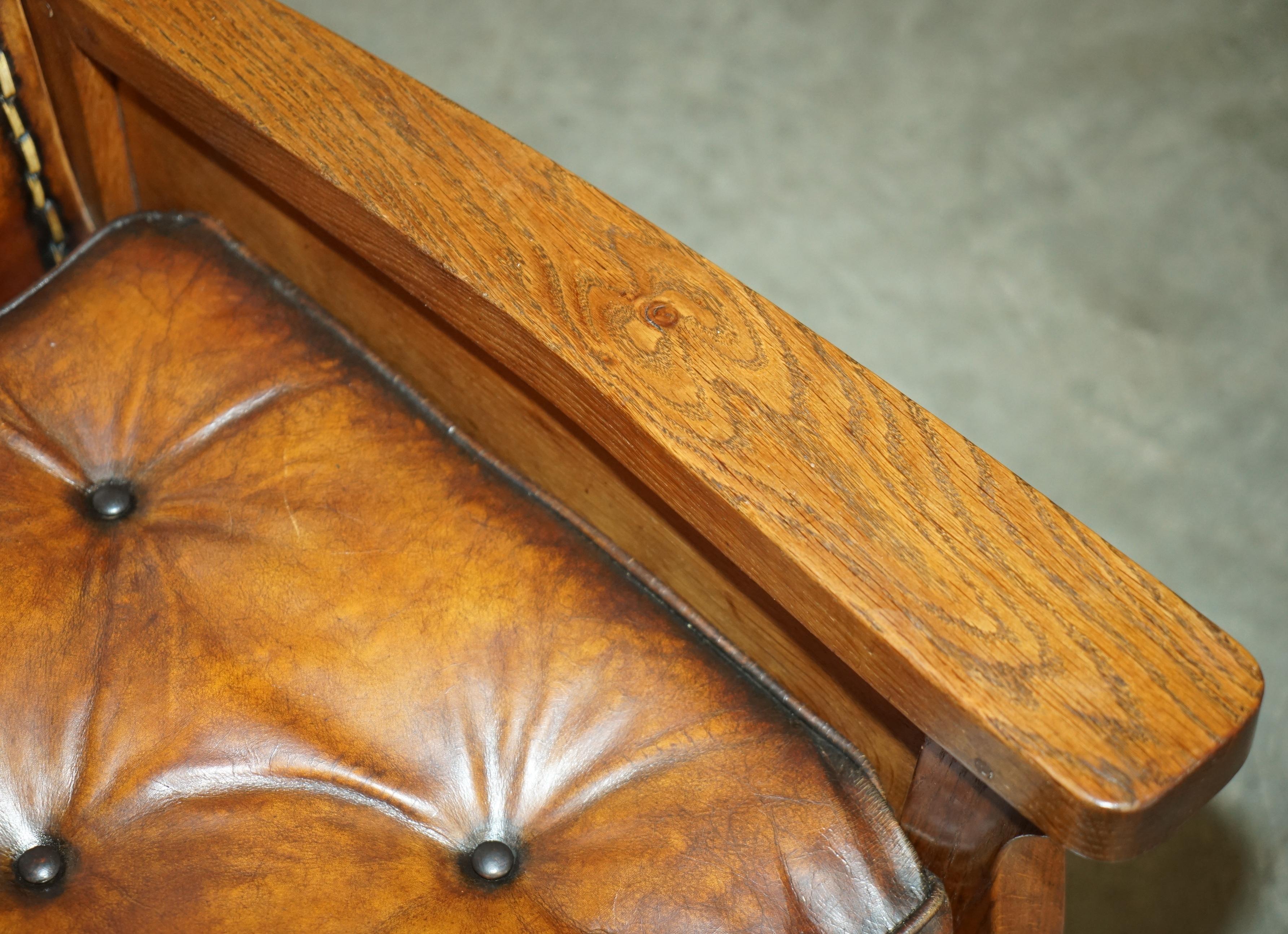 PAR DE SILLONES DE CUERO DE 1940 ROBERT MOUSEMAN THOMPSON BROWN CHESTERFIELD en venta 11