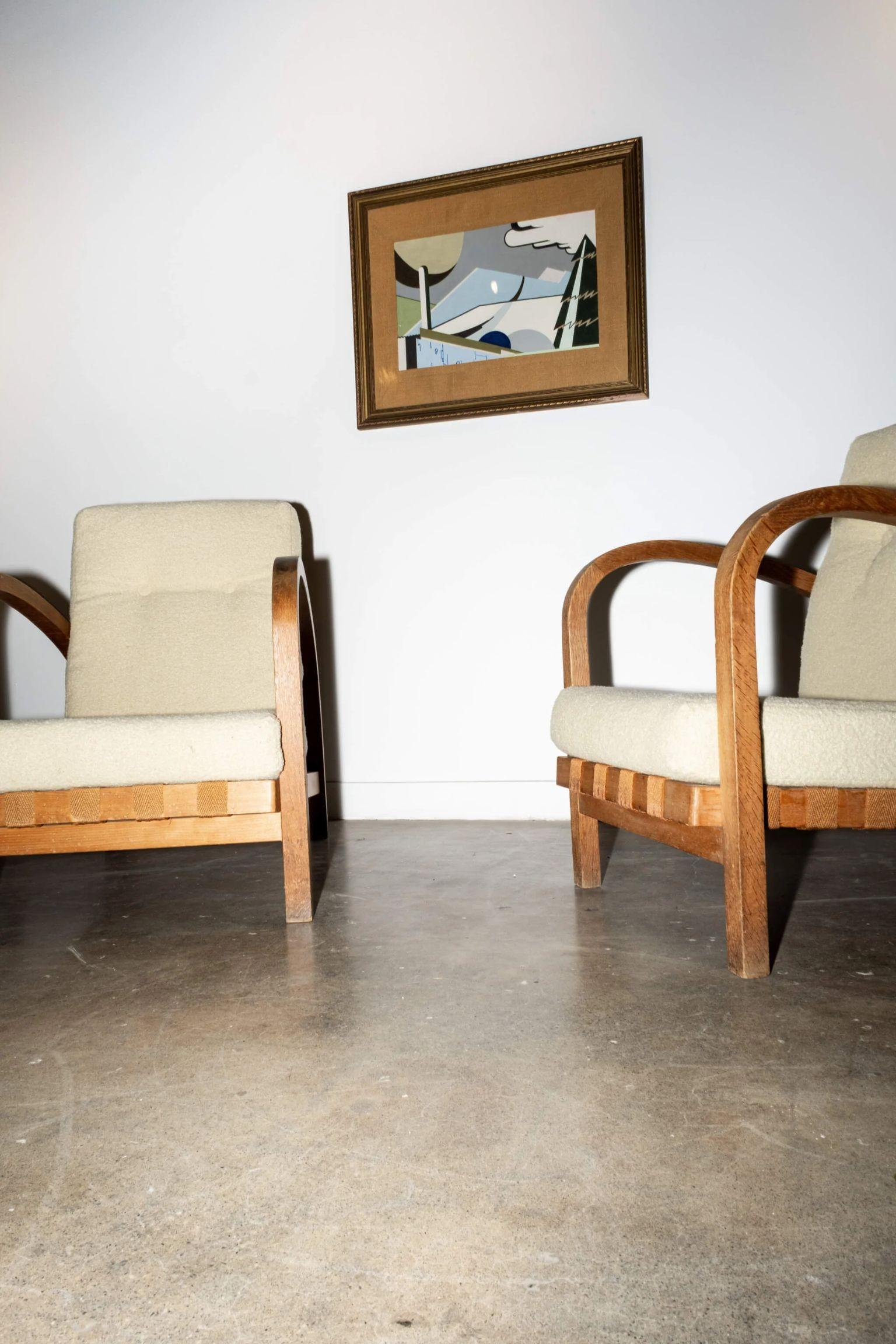 Moderne Paire de fauteuils belges à bras arrondis des années 1940 avec nouveaux coussins en vente