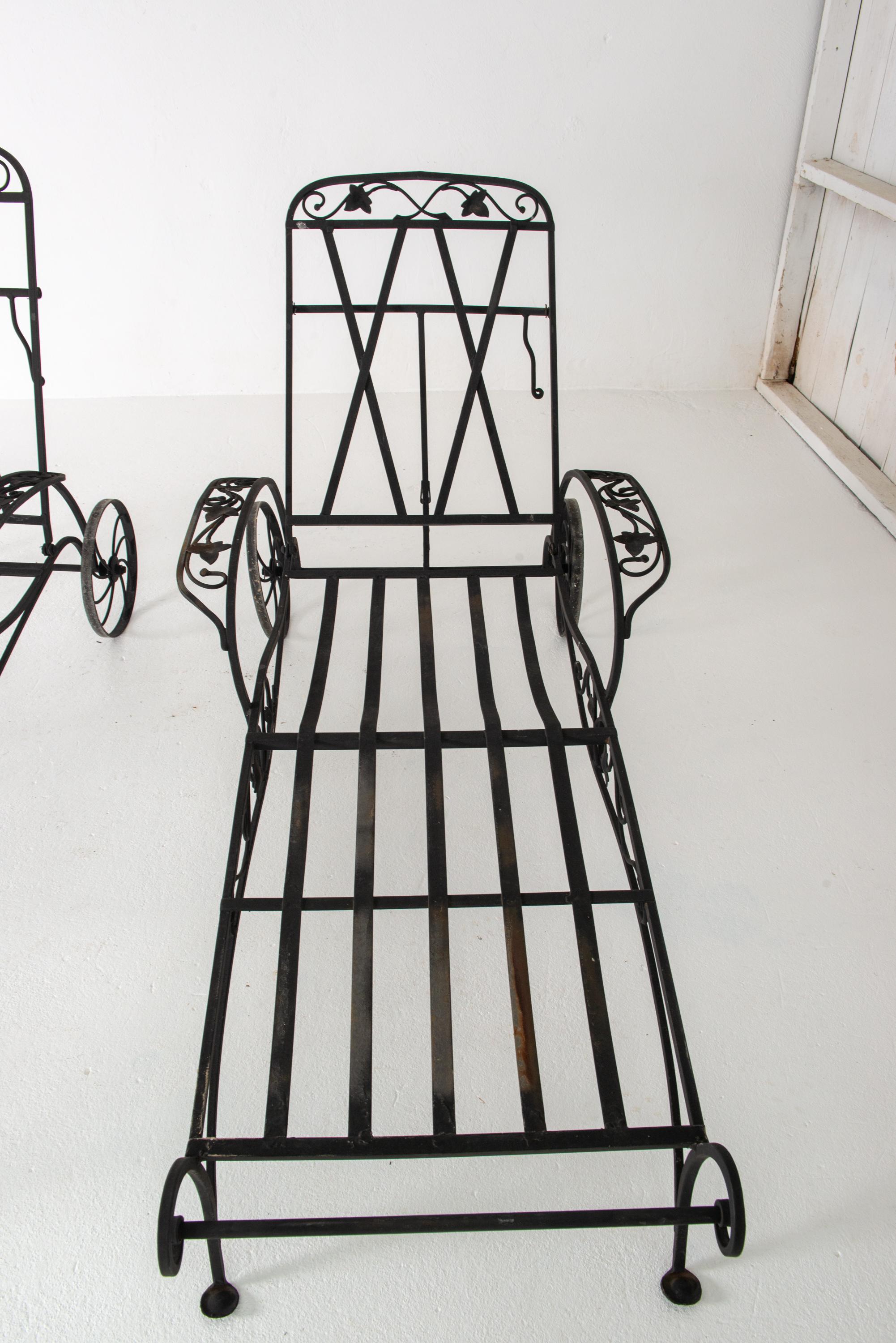 Pair of 1940s Salterini Wrought Iron Chaise Lounges For Sale 4