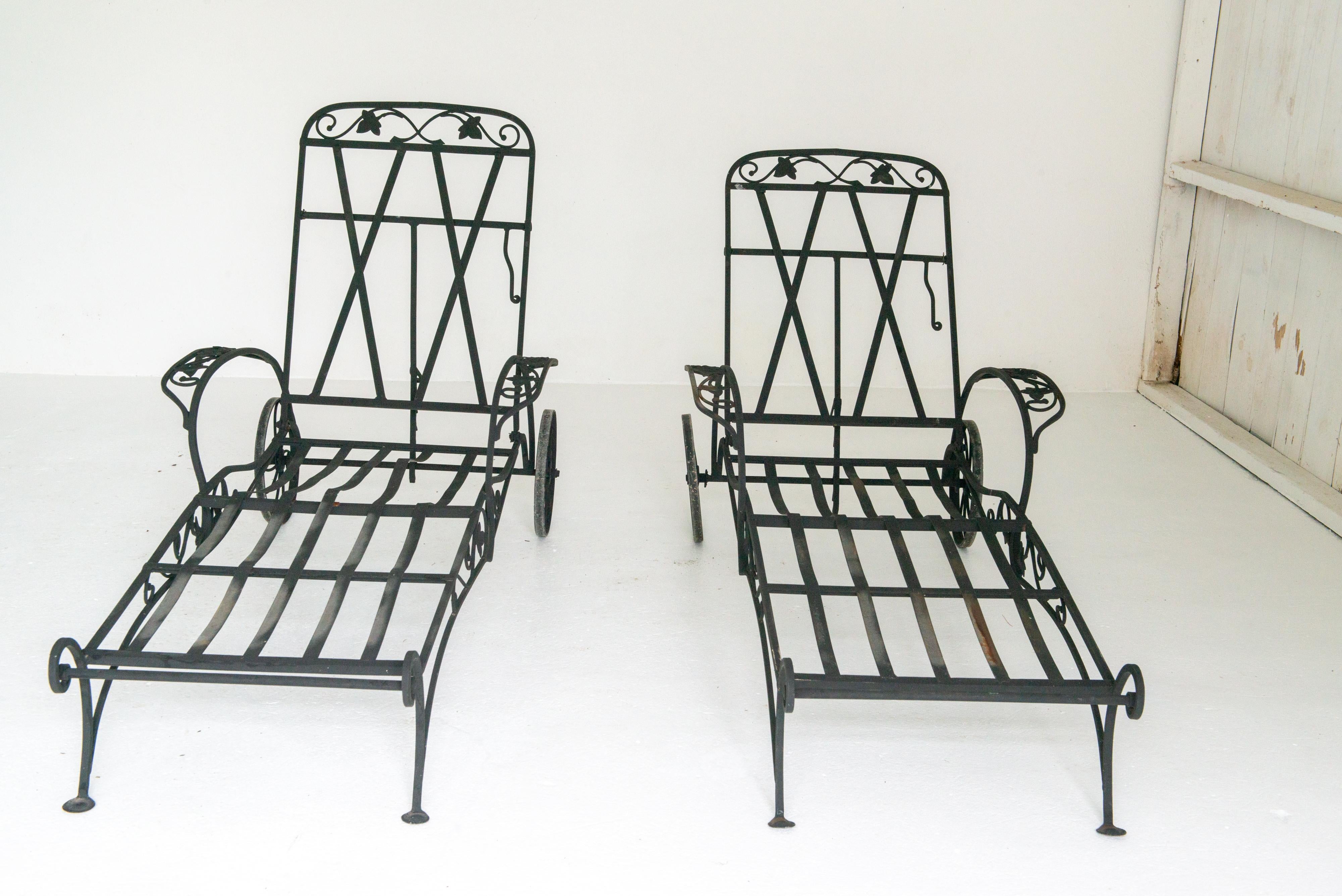Hollywood Regency Pair of 1940s Salterini Wrought Iron Chaise Lounges For Sale