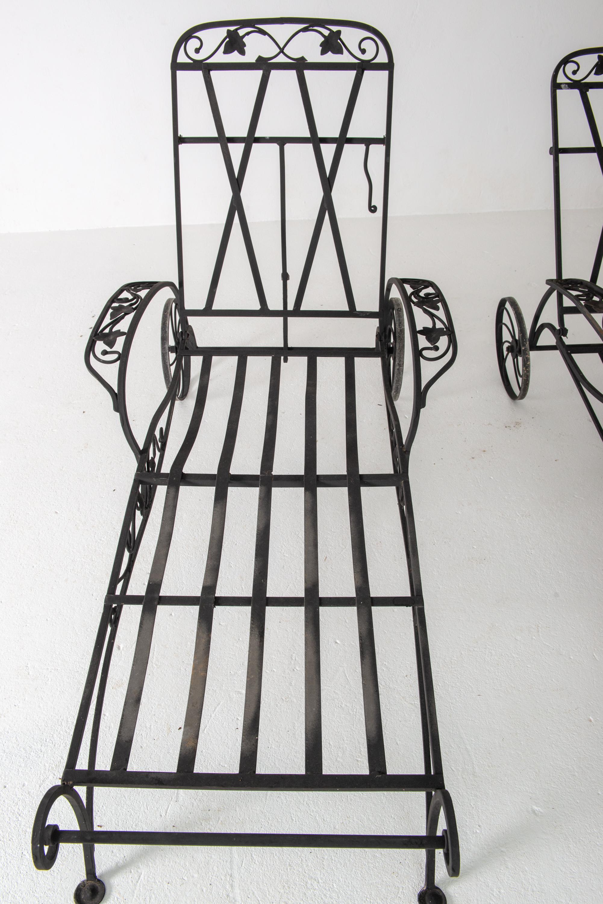 American Pair of 1940s Salterini Wrought Iron Chaise Lounges For Sale