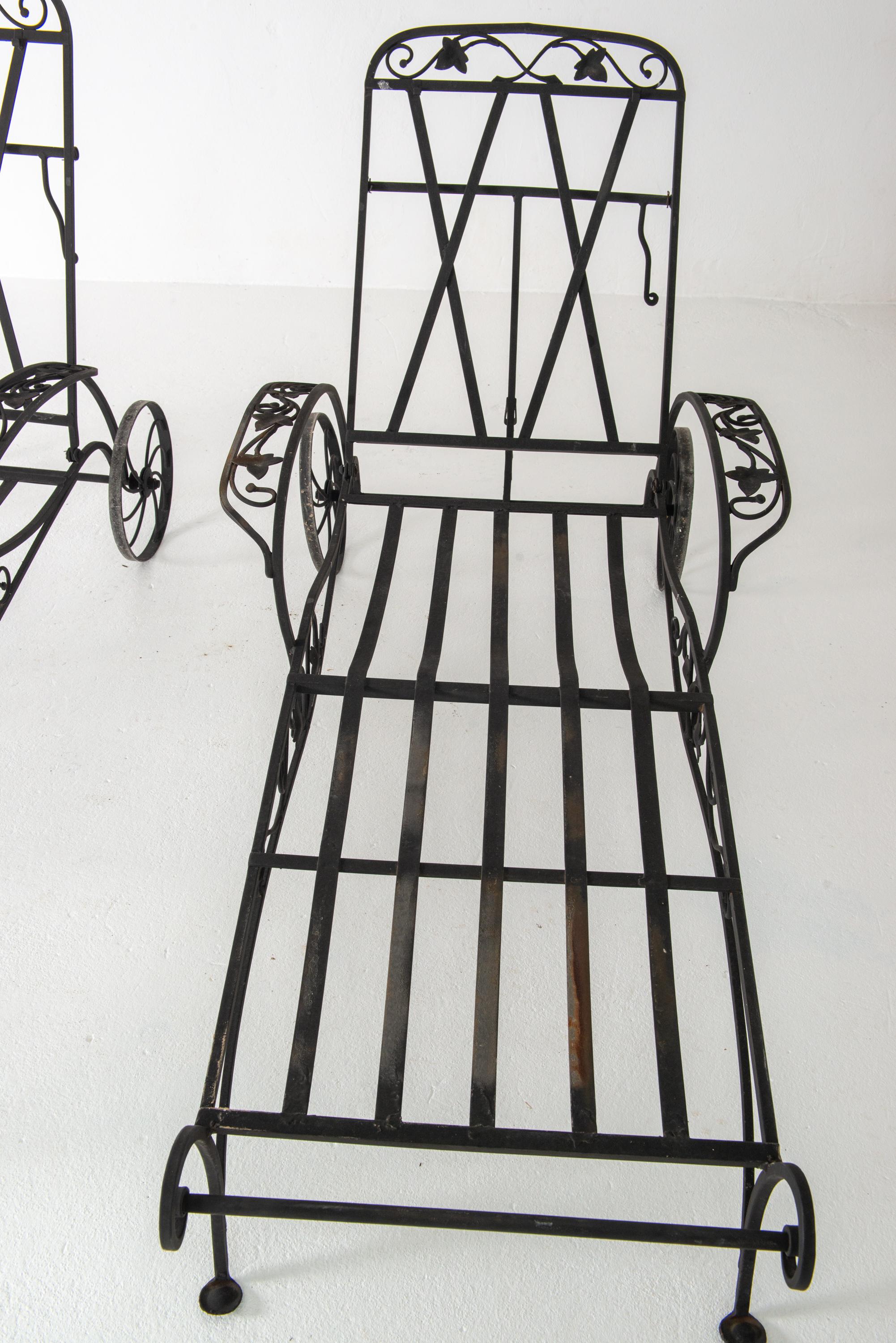 Pair of 1940s Salterini Wrought Iron Chaise Lounges In Good Condition For Sale In Stamford, CT