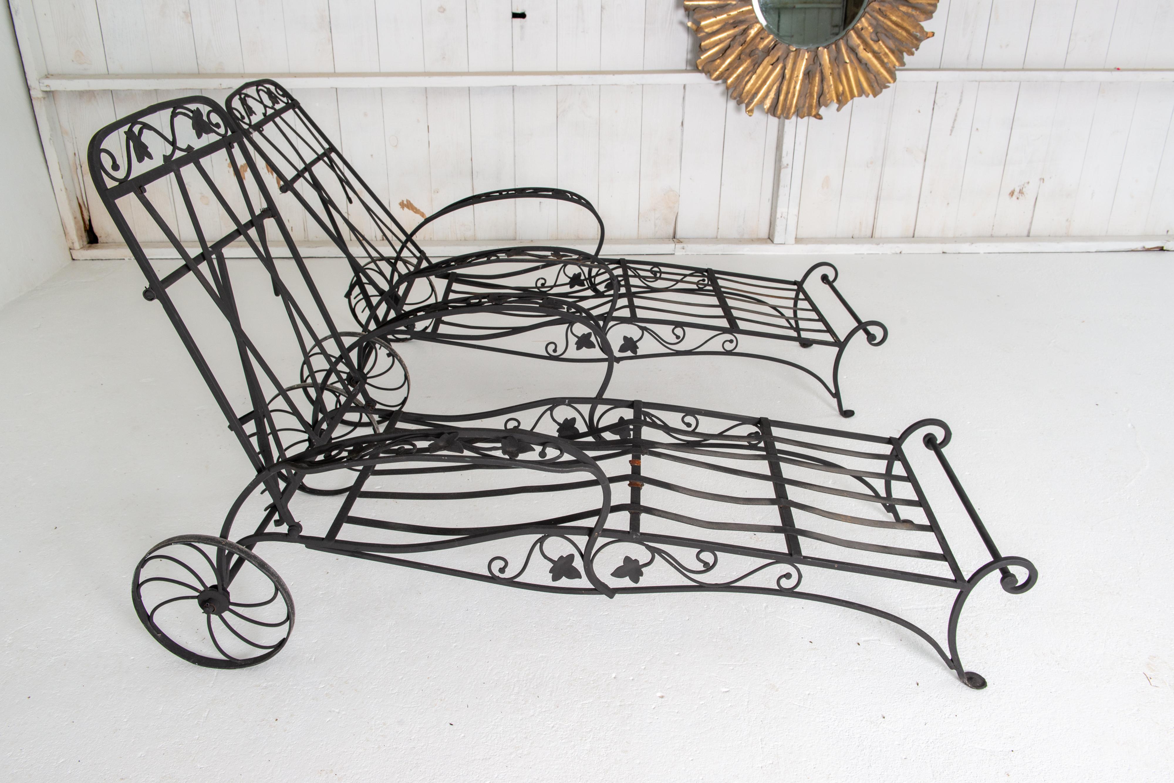 Pair of 1940s Salterini Wrought Iron Chaise Lounges For Sale 1