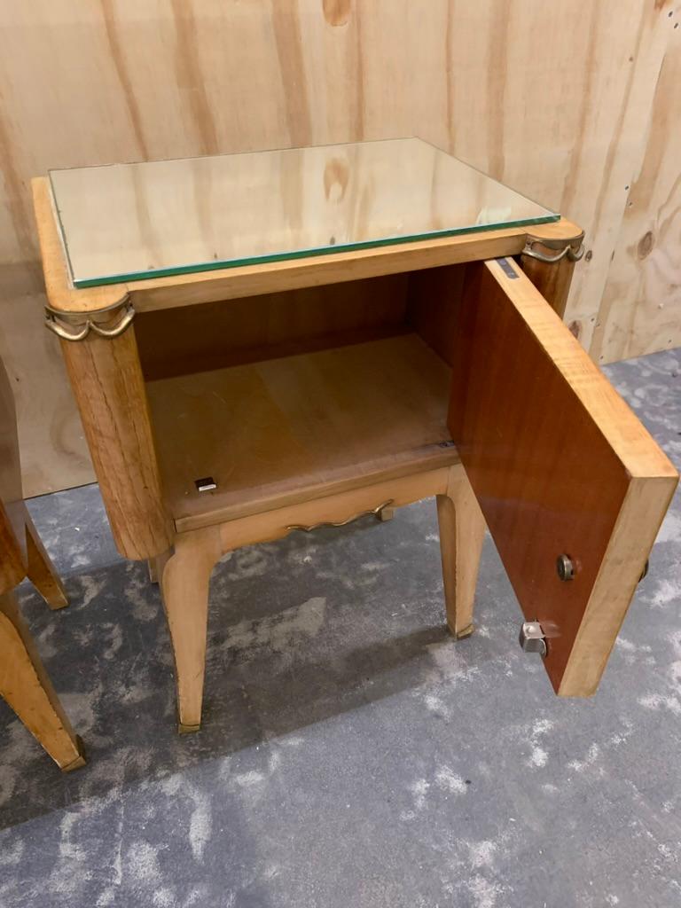 Pareja de mesillas de noche de madera satinada de los años 40 en venta 4