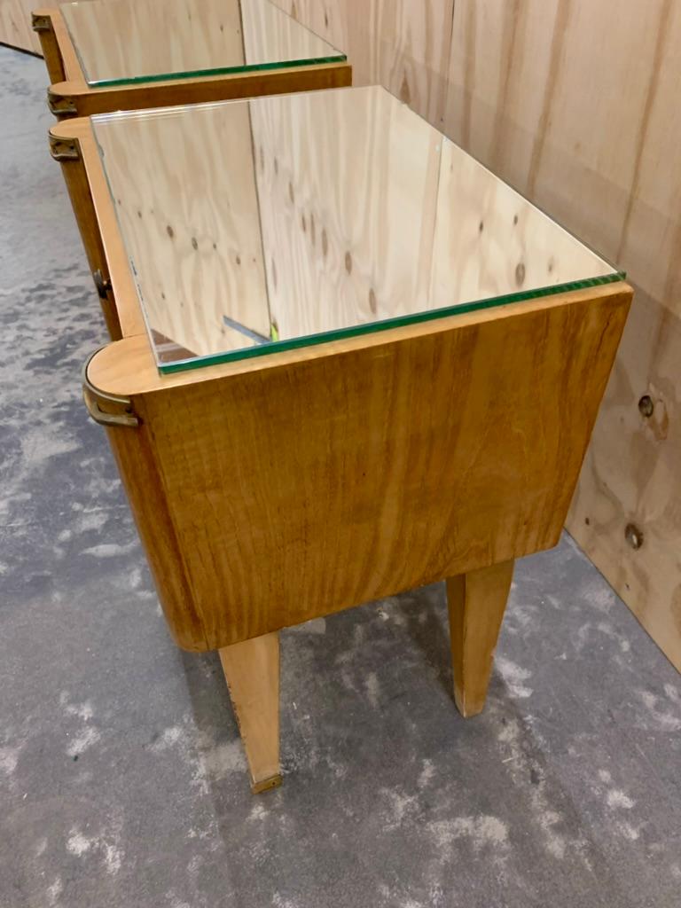 Pareja de mesillas de noche de madera satinada de los años 40 en venta 5