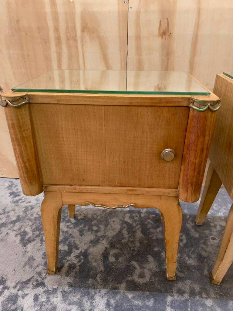 Pareja de mesillas de noche de madera satinada de los años 40 en venta 6