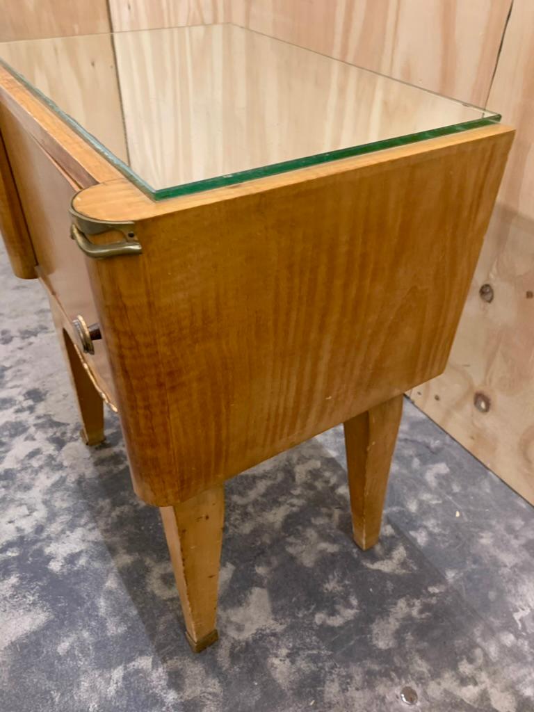 Pareja de mesillas de noche de madera satinada de los años 40 en venta 7