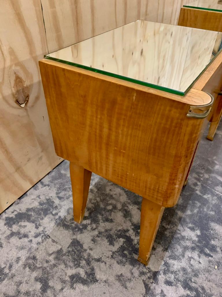 Pareja de mesillas de noche de madera satinada de los años 40 en venta 8