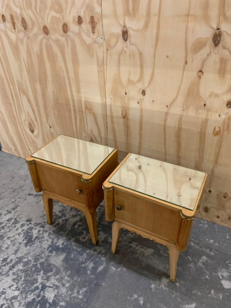 Pareja de mesillas de noche de madera satinada de los años 40. De madera de cítricos con adornos de latón y tablero de espejo. Bonita pátina.