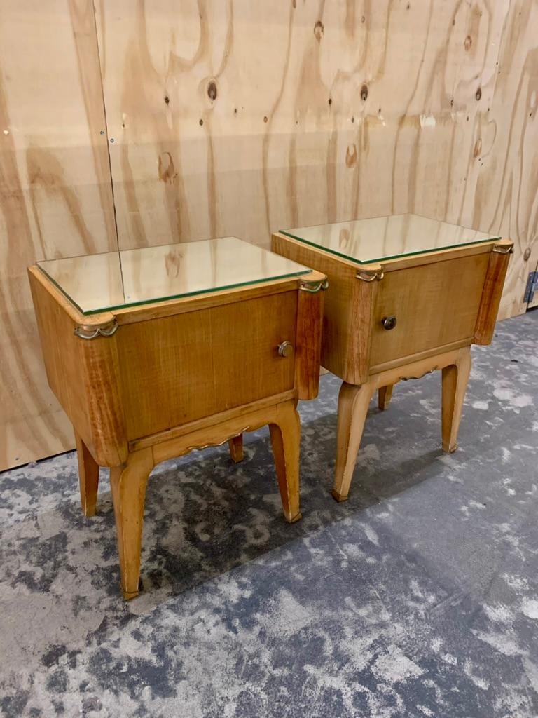 Pareja de mesillas de noche de madera satinada de los años 40 Francés en venta