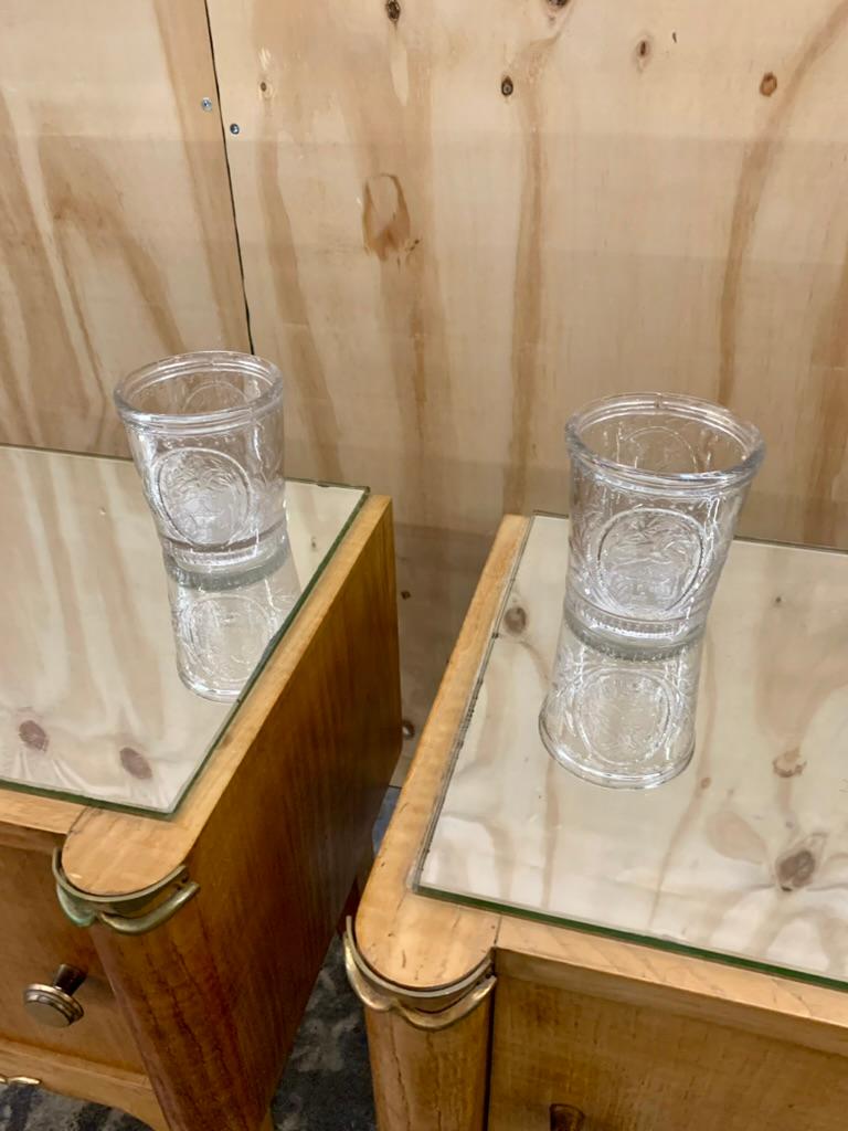 Pareja de mesillas de noche de madera satinada de los años 40 mediados del siglo XX en venta