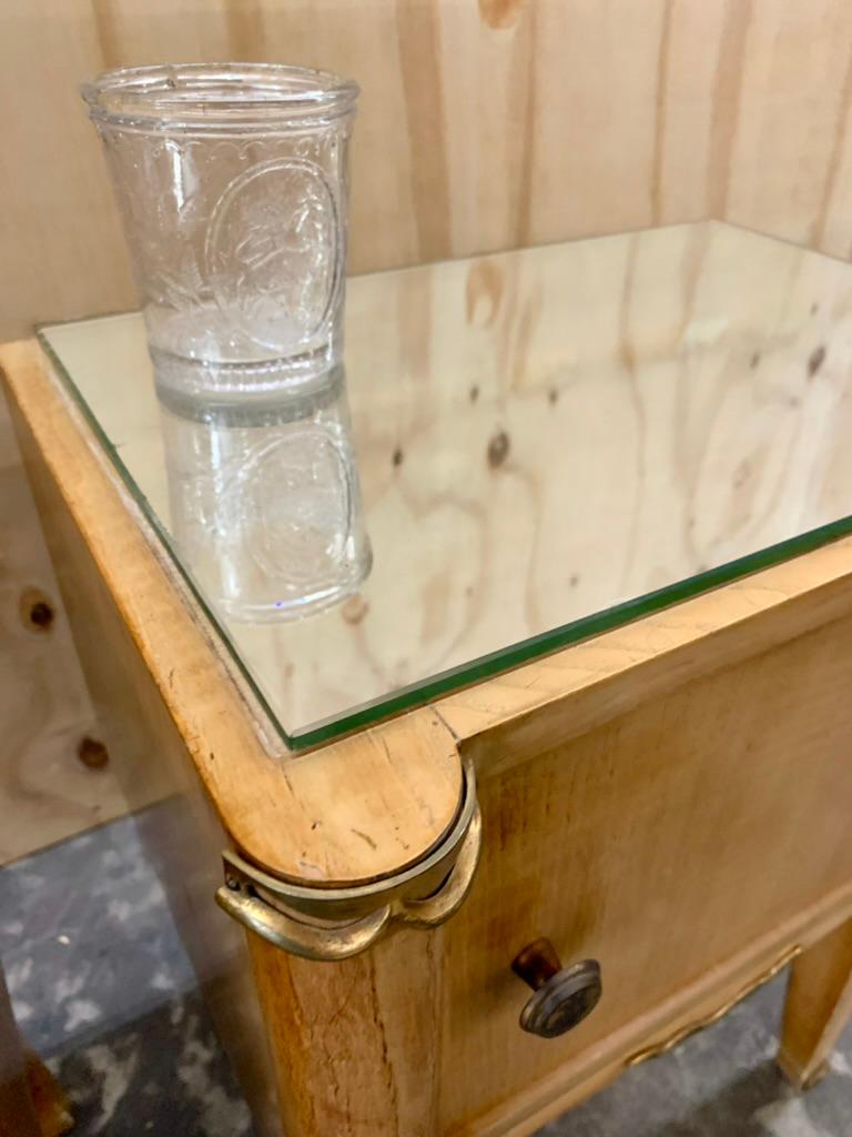 Pareja de mesillas de noche de madera satinada de los años 40 Espejo en venta