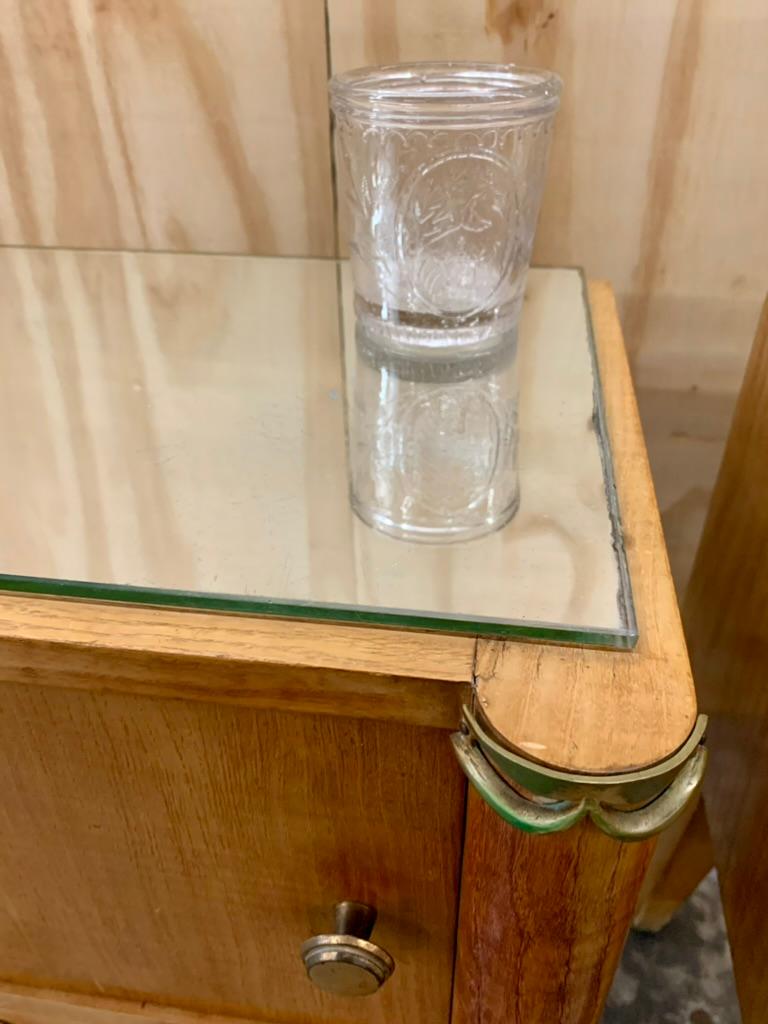 Pareja de mesillas de noche de madera satinada de los años 40 en venta 1