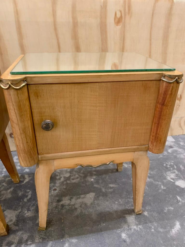 Pareja de mesillas de noche de madera satinada de los años 40 en venta 2