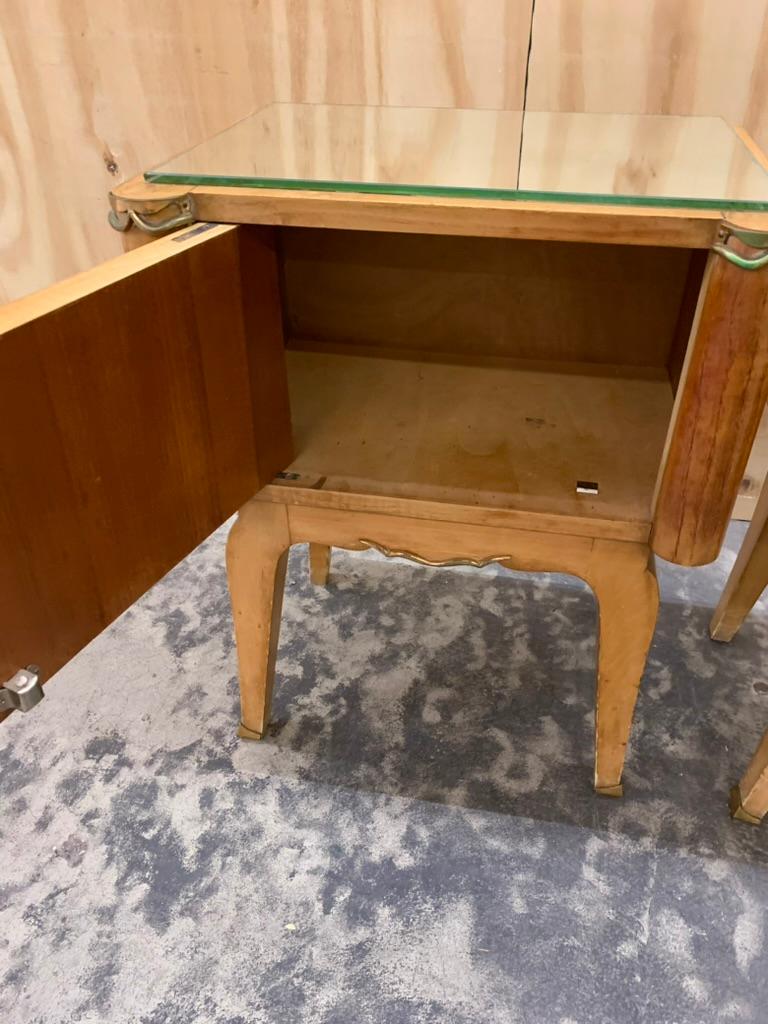 Pareja de mesillas de noche de madera satinada de los años 40 en venta 3
