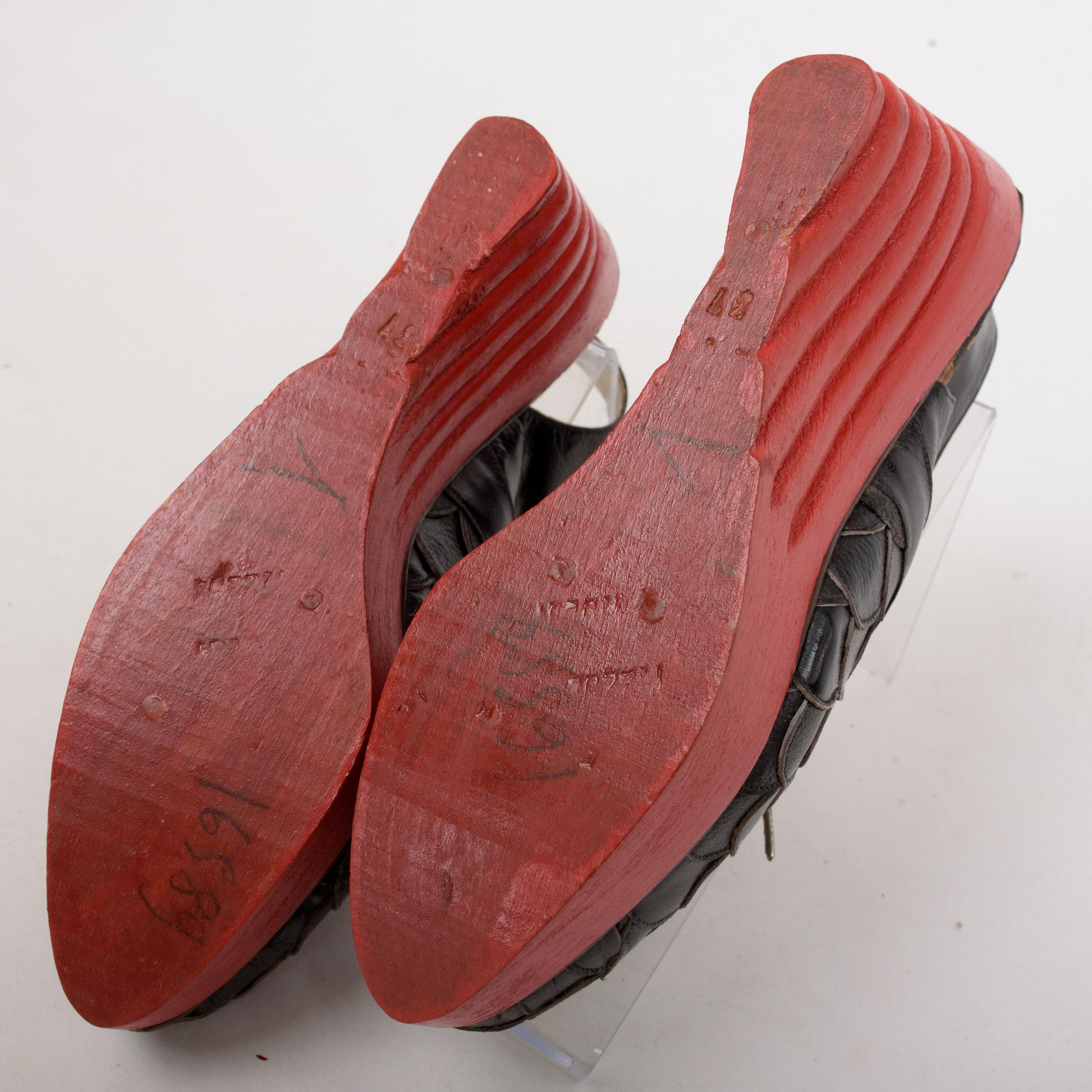 Pair of 1940s shoes in leather and wedge heel in red wood 3